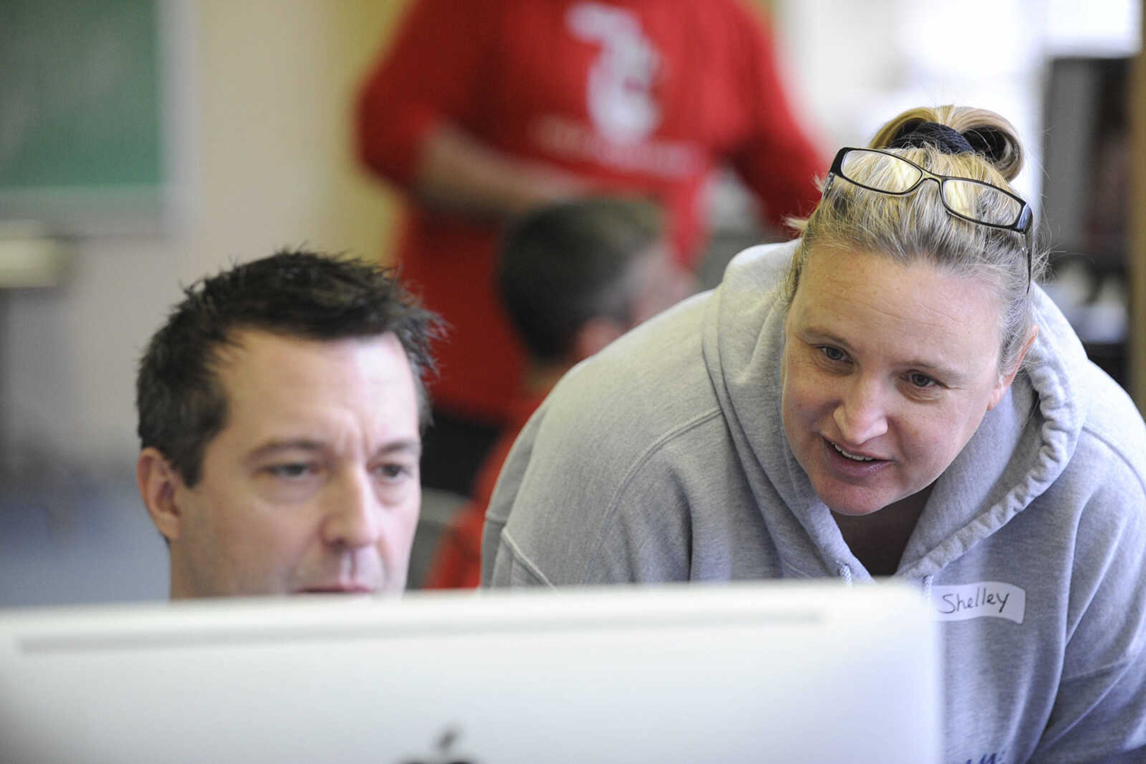 GLENN LANDBERG ~ glandberg@semissourian.com

Scott Slinkard and Shelley Compas look through family photo sessions during the fifth annual Help-Portrait event Saturday, Dec. 6, 2014 at the House of Hope in Cape Girardeau.