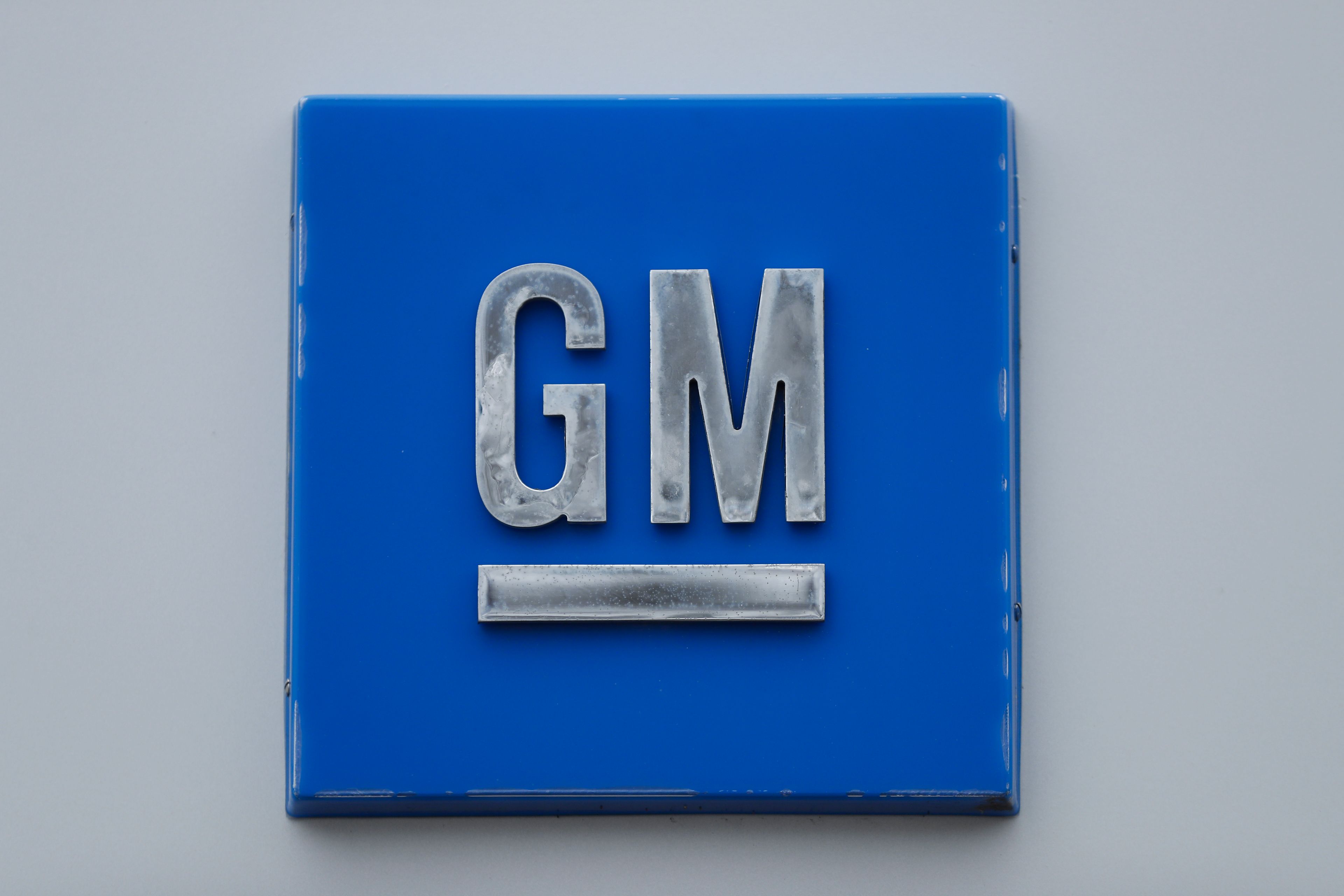 GM adds over 132,000 heavy duty pickups to recall for tailgates that can open unexpectedly