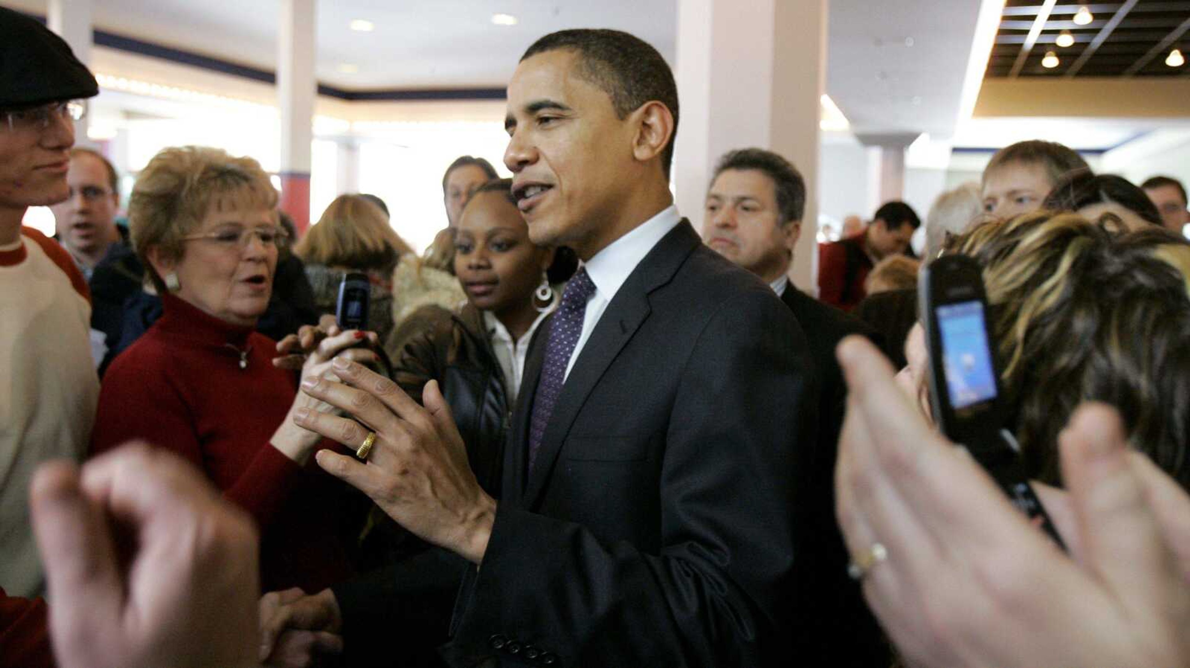 Democratic presidential hopeful, Sen. Barack Obama D-Ill., greets diners on caucus day Thursday, Jan. 3, 2008, at a food court in Des Moines, Iowa.  (AP Photo/M. Spencer Green)