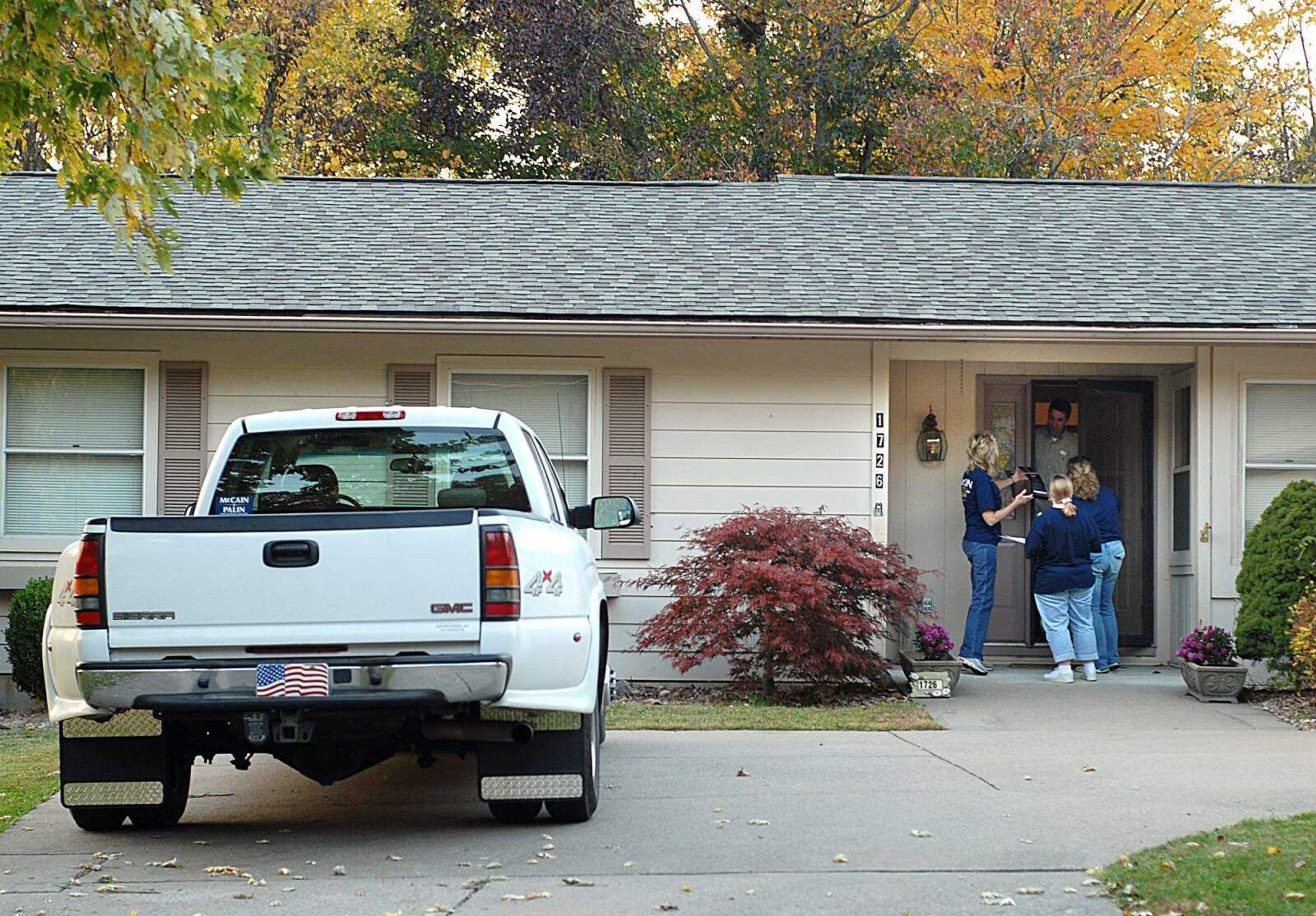 AARON EISENHAUER ~ aeisenhauer@semissourian.com
Kathy Swan, Lori Trump and Lisa Reitzel stop at a home on Cape Rock Drive as they canvas for the Republican campaign on the evening of November 4, 2008.