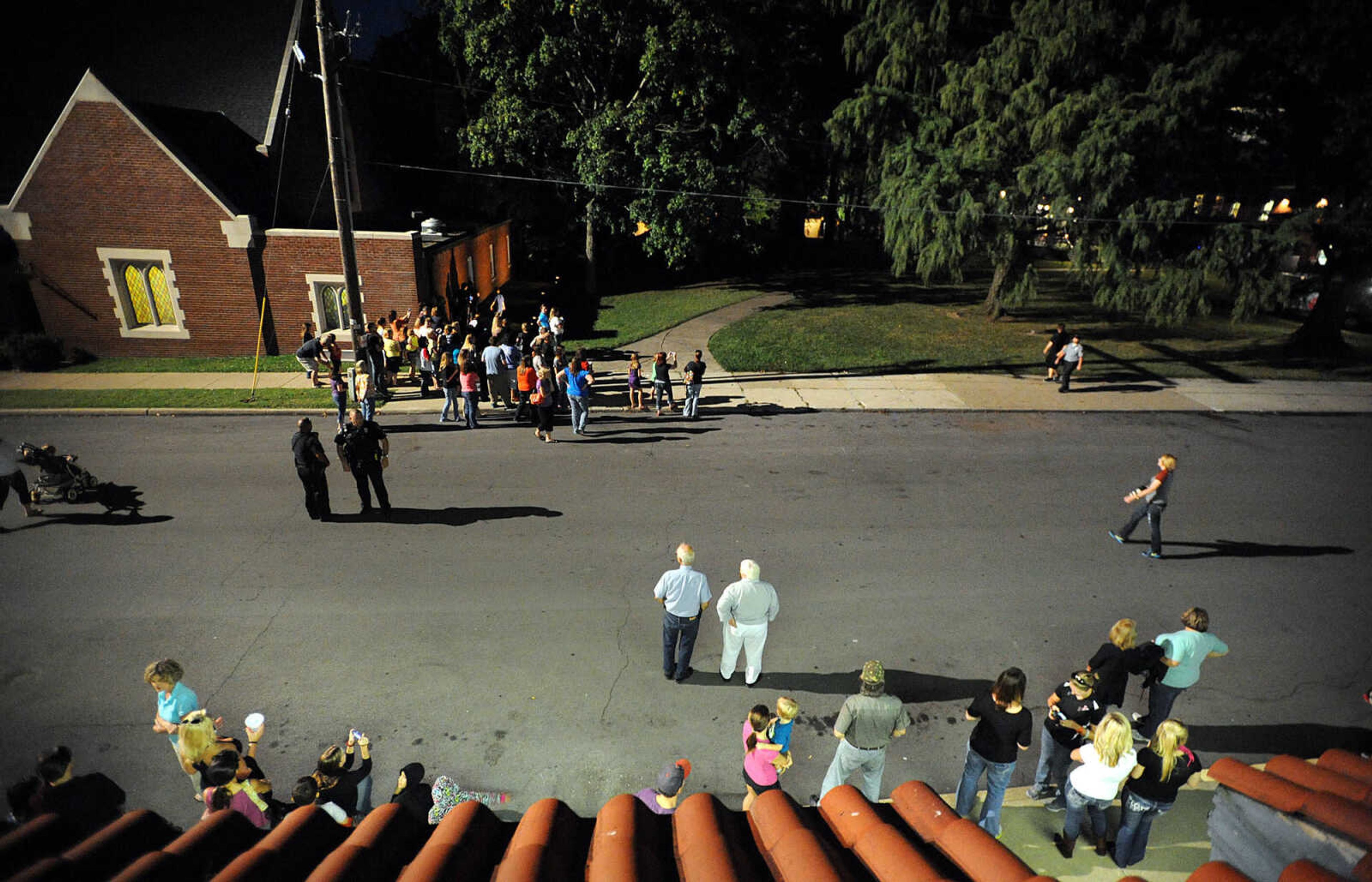 LAURA SIMON ~ lsimon@semissourian.com

Onlookers line Lorimier Street as filming for 20th Century Fox's feature film "Gone Girl" gets underway at the Common Pleas Courthouse, Thursday, Oct. 3, 2013, in Cape Girardeau.