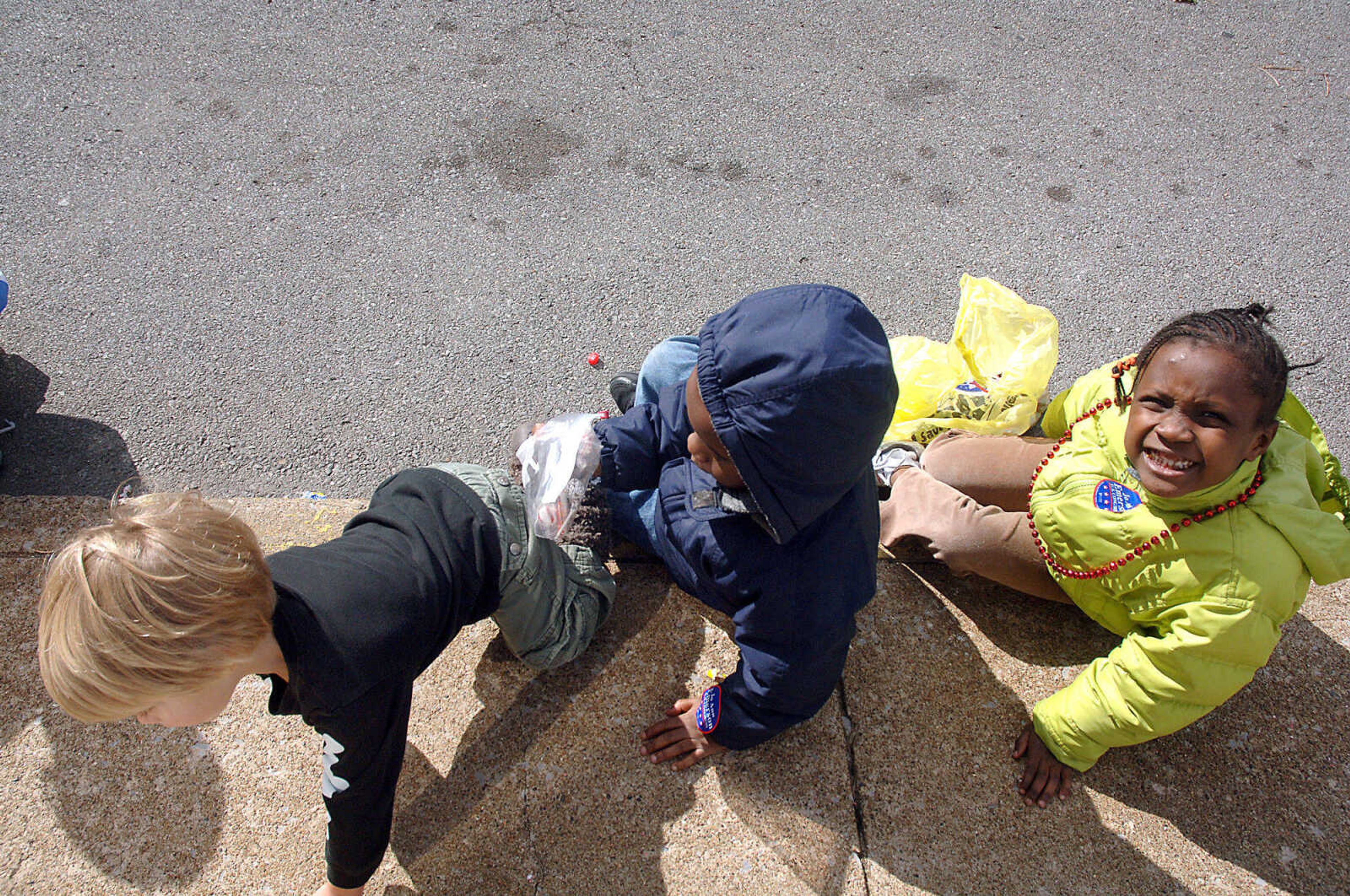 LAURA SIMON~photos@semissourian.com
Children having fun at the SEMO Homecoming Parade.