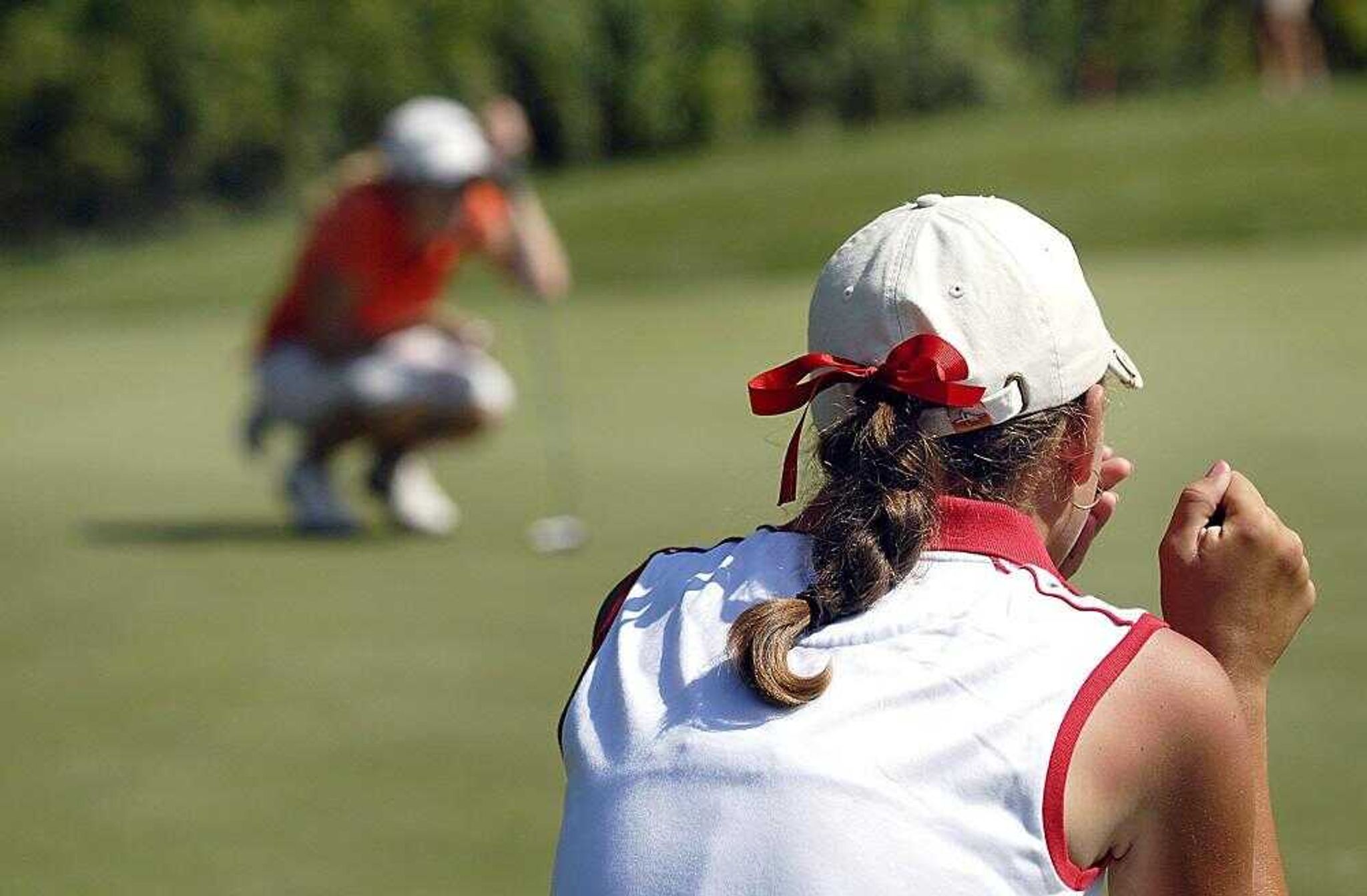 Devon Brown, right, and Katie Sylvan lined up putts on the ninth green Thursday. (Kit Doyle)