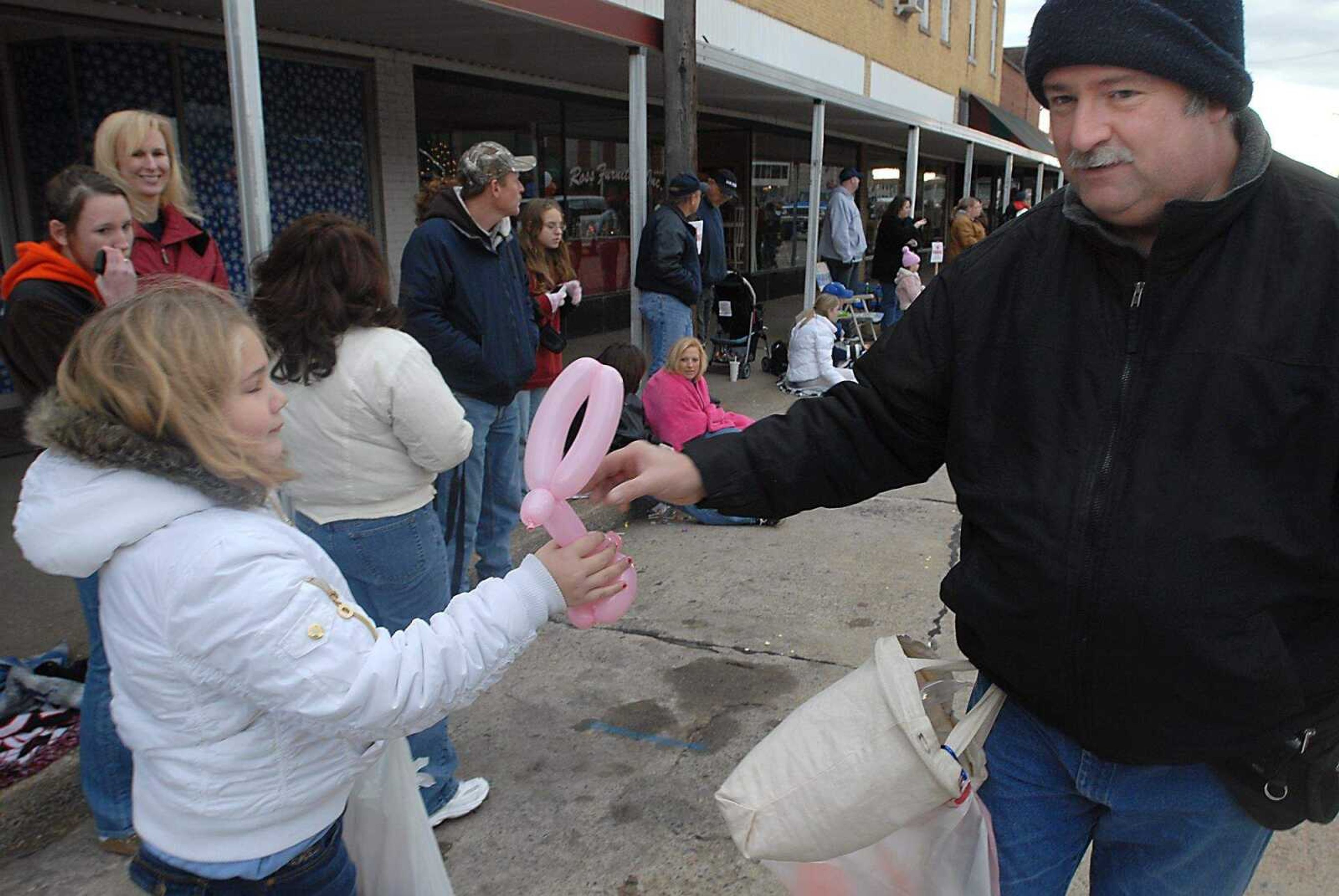 KIT DOYLE ~ kdoyle@semissourian.com
Steven Payne gives a balloon animal to Elizabeth Sanders, 8, during the Jackson Christmas Parade Saturday, December 6, 2008, along High Street.