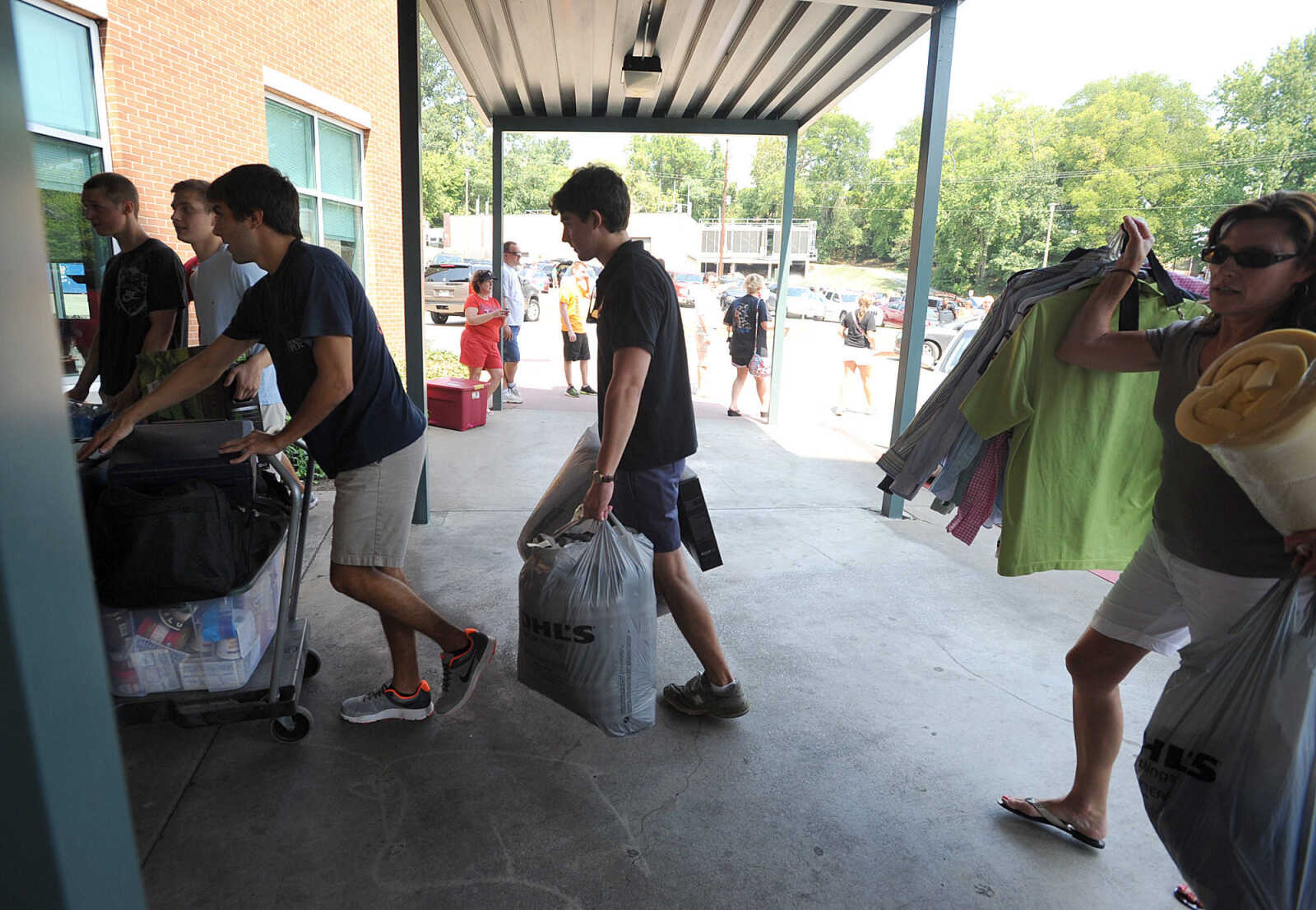 LAURA SIMON ~ lsimon@semissourian.com
Incoming Southeast Missouri State University students move into Towers Thursday morning, Aug. 16, 2012 with help from their families and student helpers.