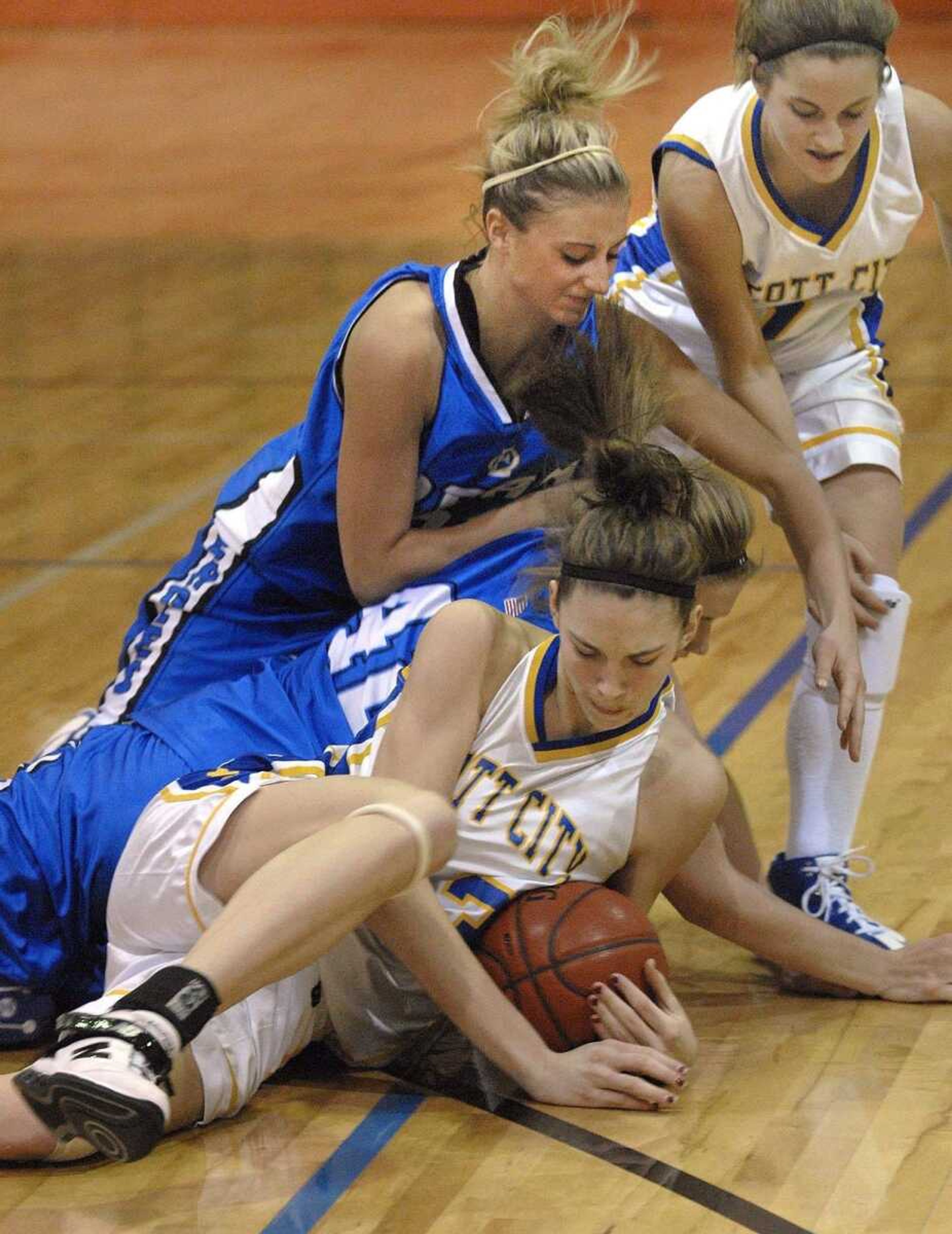 FRED LYNCH ~ flynch@semissourian.com<br>Scott City's Katie Hogan scrambles for the ball along with Oran's Taylor Tenkhoff , top, and Cheyanne King as the Rams' Stacy Heisserer joins them during the fourth quarter Monday at the Chaffee Invitational.