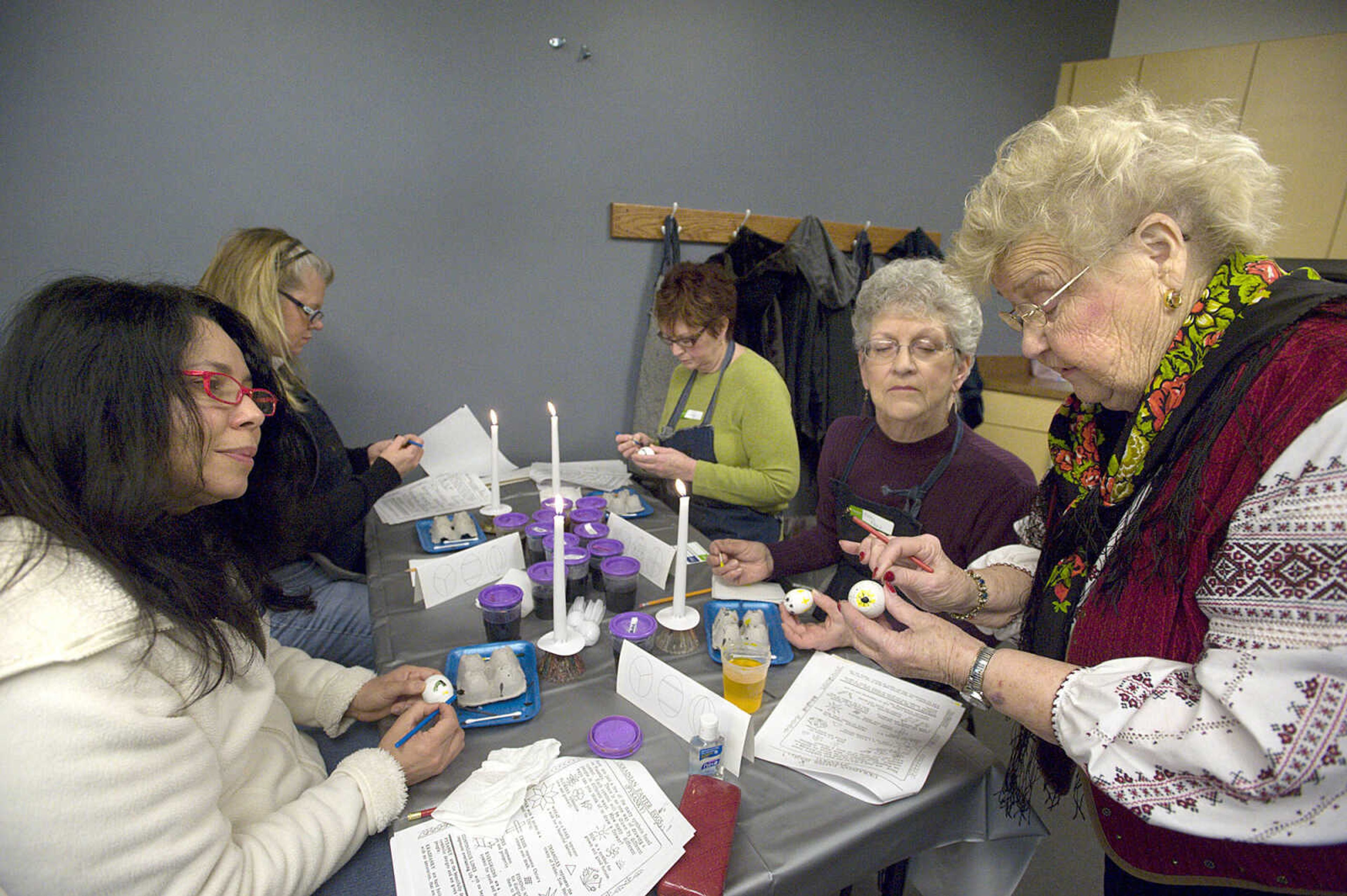 LAURA SIMON ~ lsimon@semissourian.com
Students watch instructor Barb Duncan apply dye to her egg Tuesday, March 19, 2013 during the Wonderful World of Pysanky workshop at Southeast Missouri State University's River Campus.