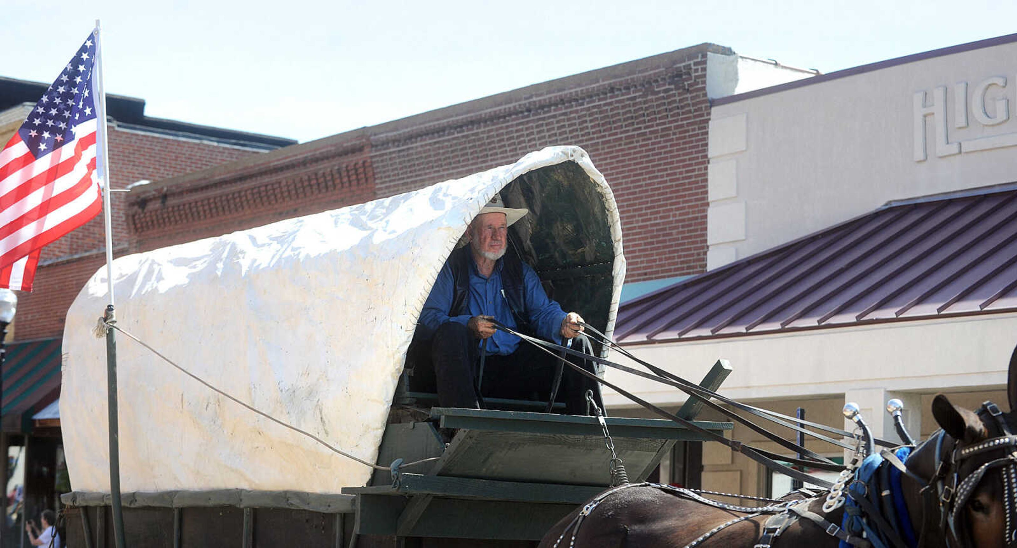 LAURA SIMON ~ lsimon@semissourian.com


People line the sidewalks as old-time horse drawn carriages head down High Street in Jackson, Saturday, July 5, 2014, during the Bicentennial Wagon Trail Parade.