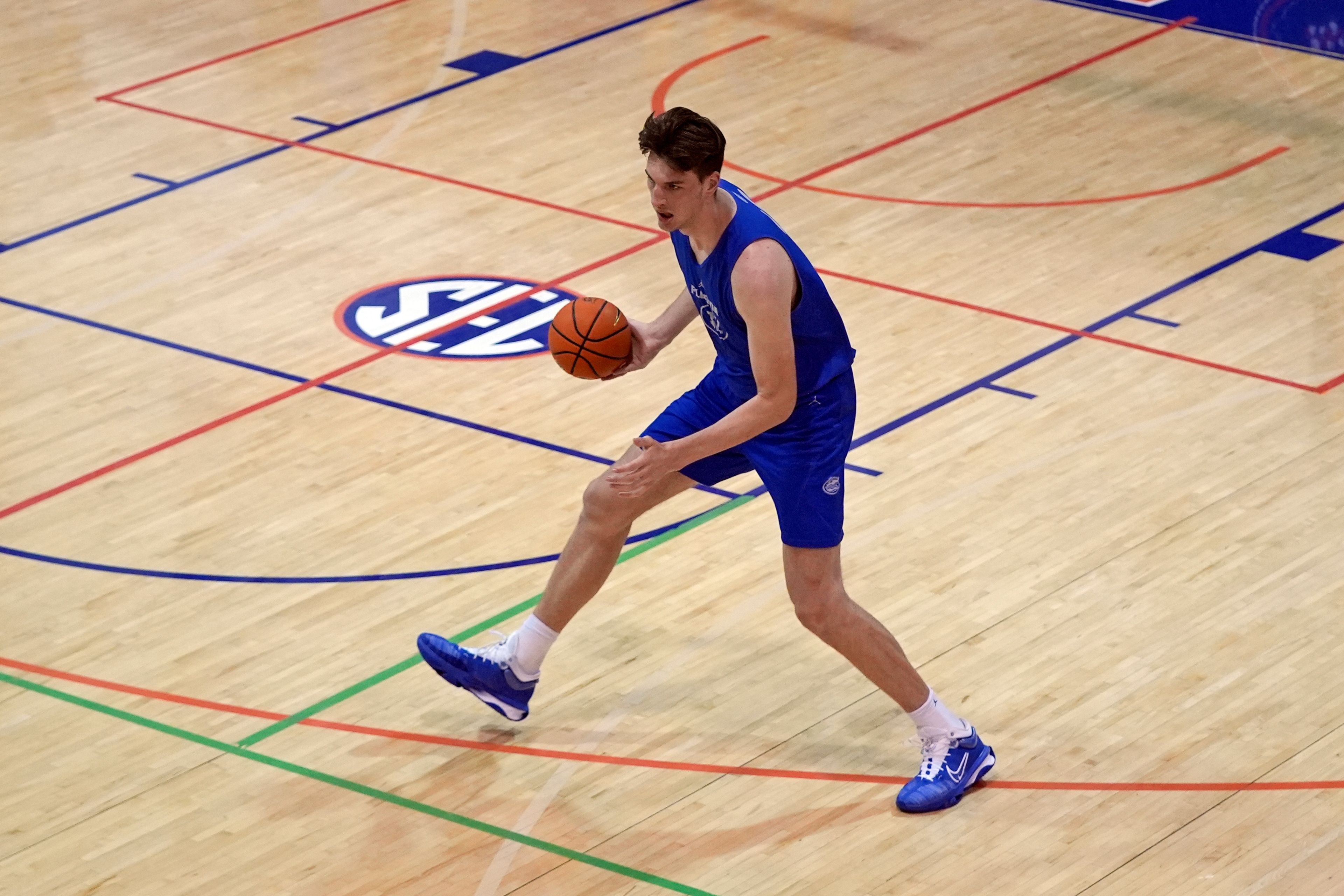 Olivier Rioux, 7-foot-9 NCAA college basketball player at Florida, moves the ball downcourt at the team's practice, Friday, Oct. 18, 2024, in Gainesville, Fla. (AP Photo/John Raoux)