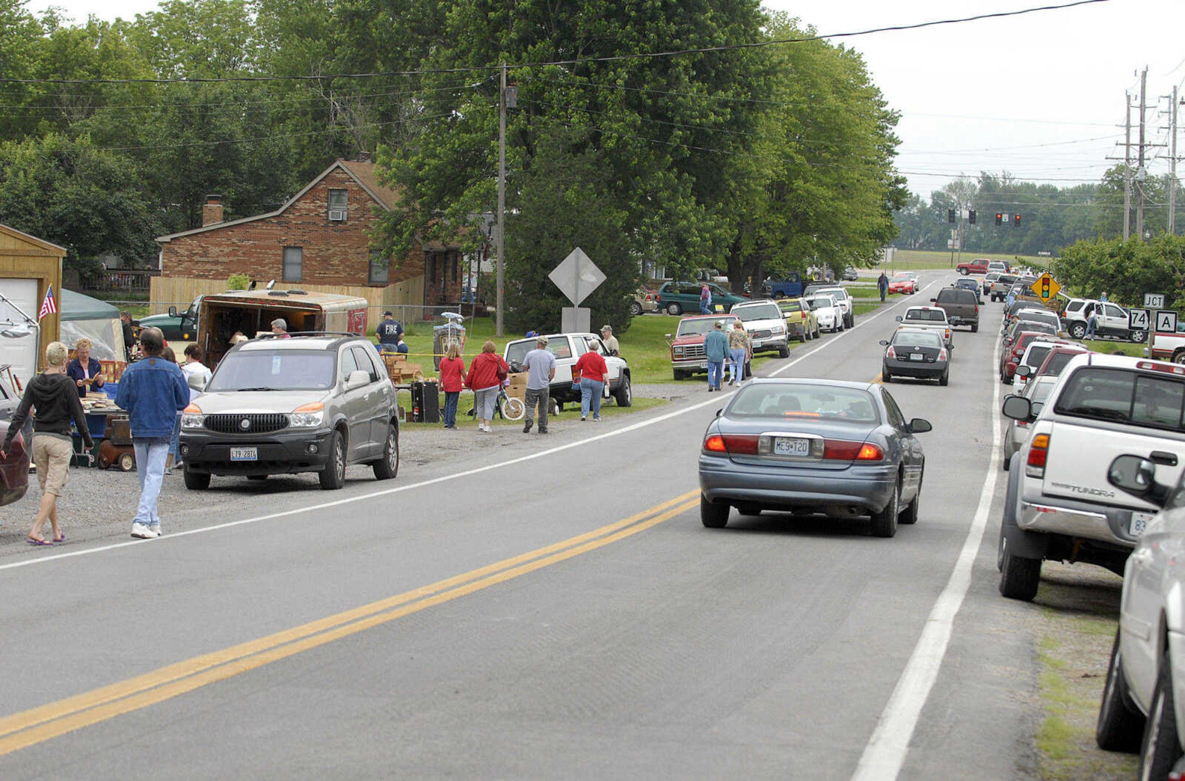 LAURA SIMON~lsimon@semissourian.com
Shoppers walk along Highway 25 Friday, May 27, 2011 in Dutchtown during the 100-Mile Yard sale.