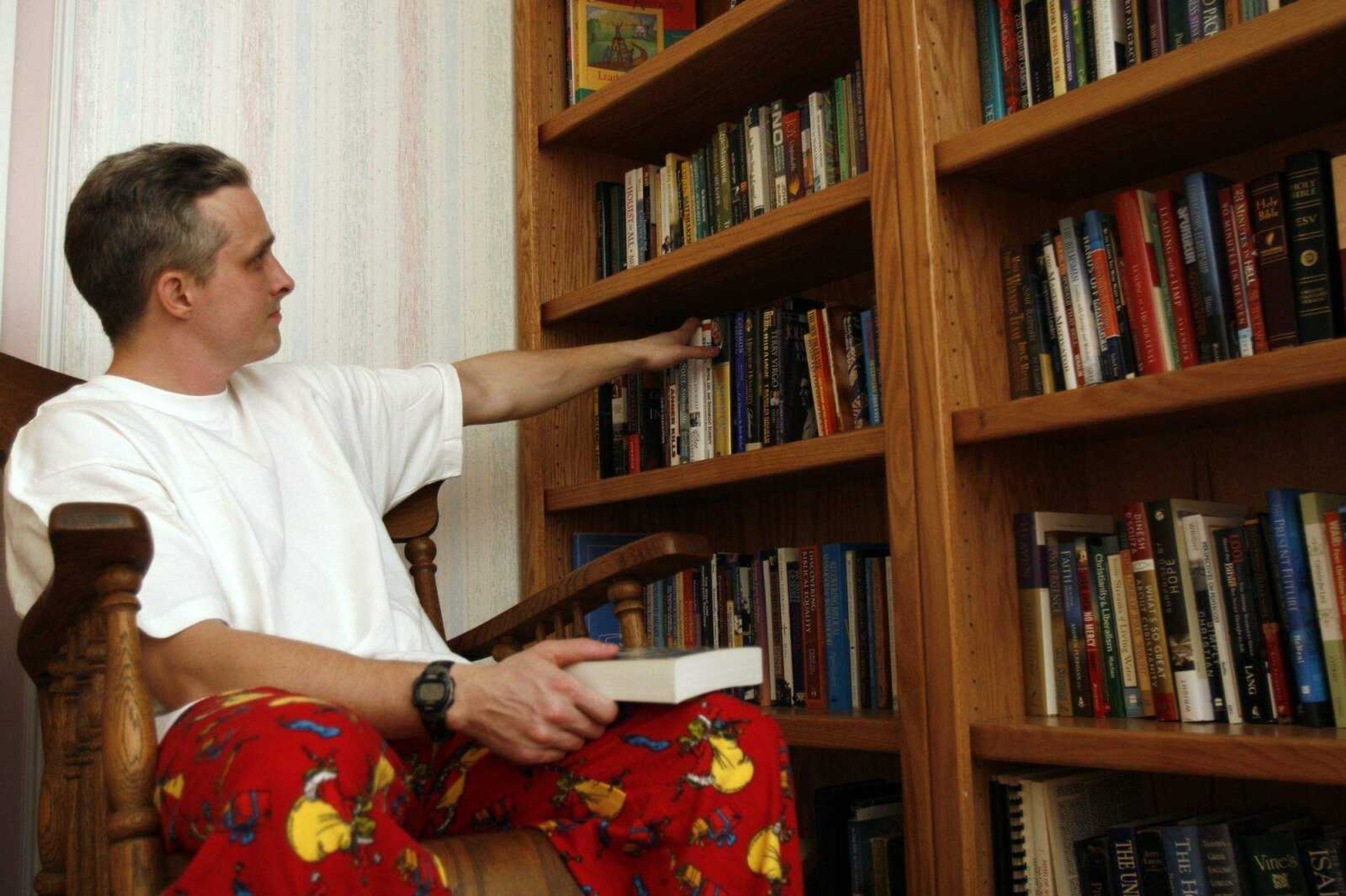 ELIZABETH DODD ~ edodd@semissourian.com
Before going to bed, Kezer checks out book selections.