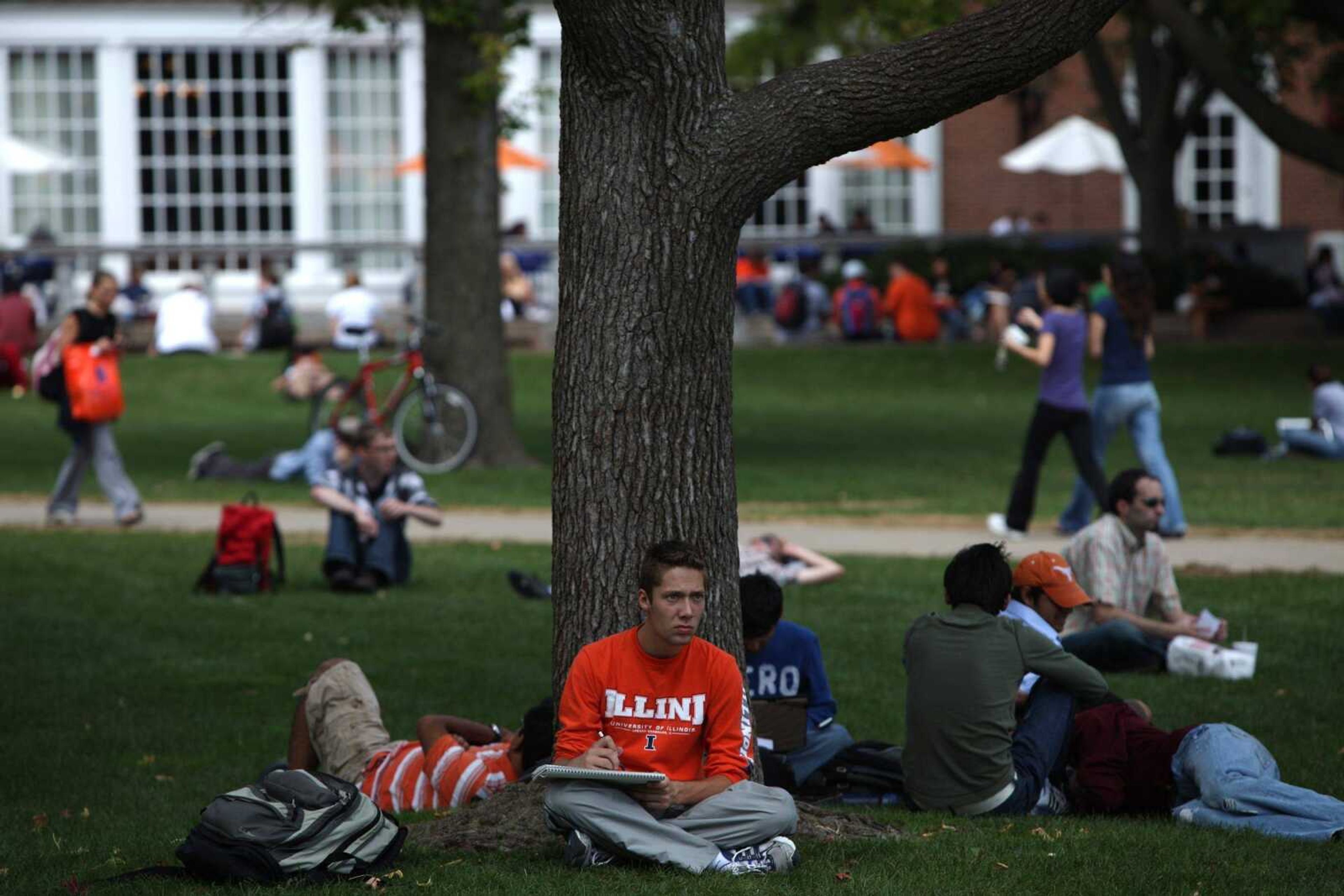 Students are seen Sept. 1 at the University of Illinois. The school's president resigned Wednesday after reports the school admitted politically connected applicants over more qualified ones. (E. Jason Wambsgans ~ Chicago Tribune)