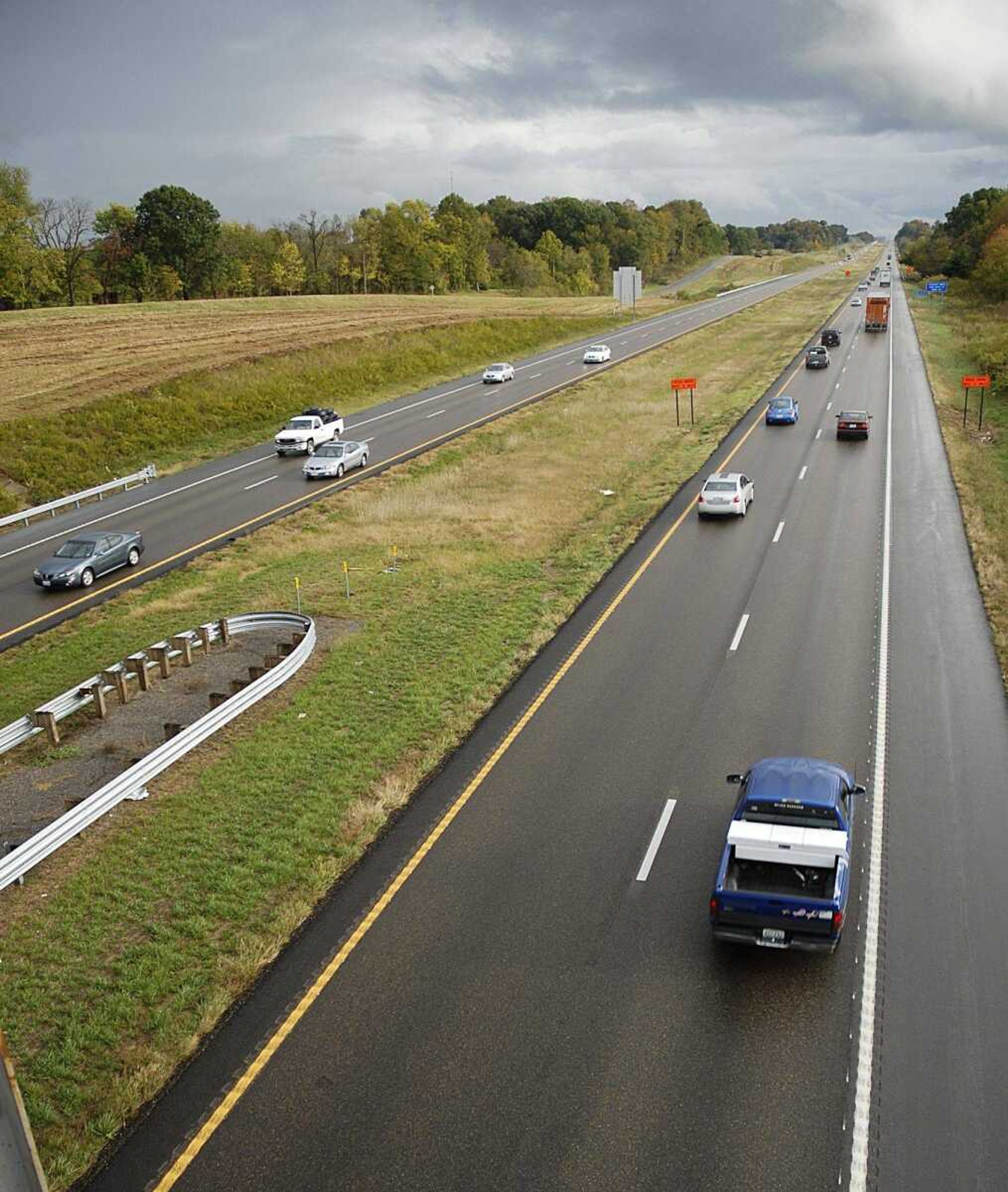 Traffic moves along Interstate 55 just south of the Fruitland exit on Friday, October 26, 2007. (Aaron Eisenhauer)