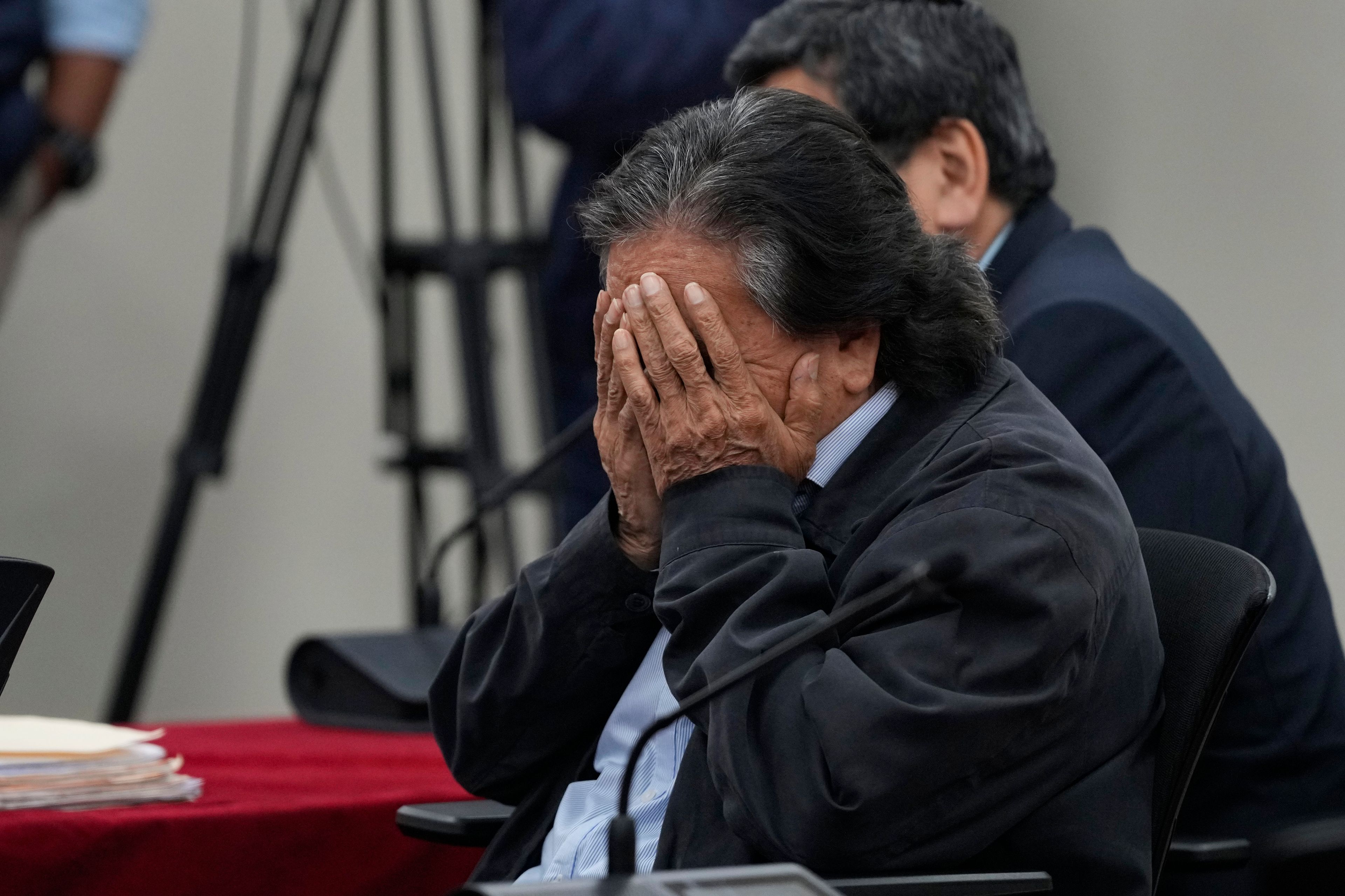 Peruvian former President Alejandro Toledo attends a court session where the judge will rule in his corruption case in Lima, Peru, Monday, Oct. 21, 2024. (AP Photo/Guadalupe Pardo)