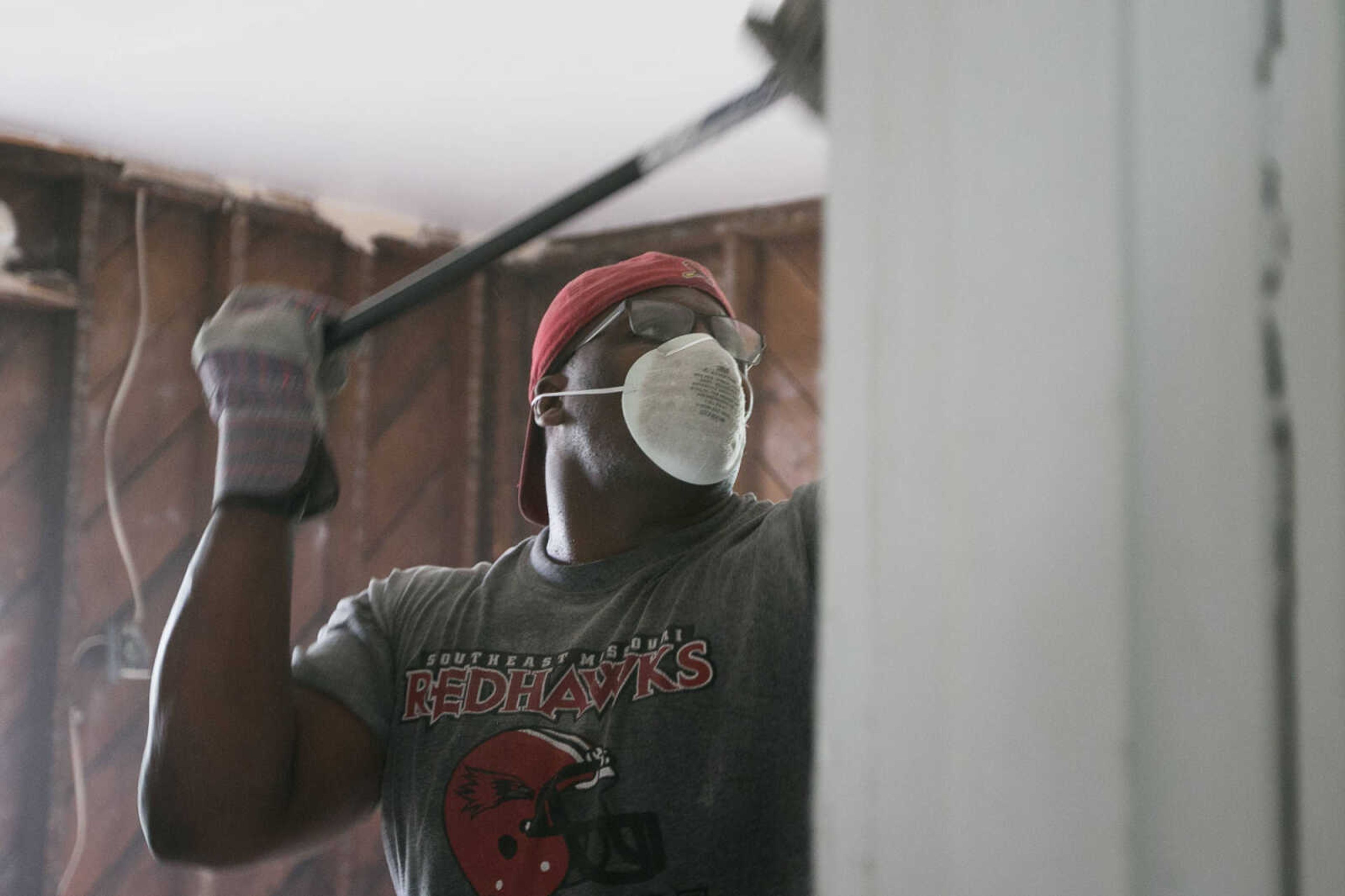 GLENN LANDBERG ~ glandberg@semissourian.com


O.J. Turner uses a crowbar to clear drywall during a work day at a house donated to the Student Veterans Organization at Southeast Missouri State University, Saturday, June 20, 2015 in Cape Girardeau.