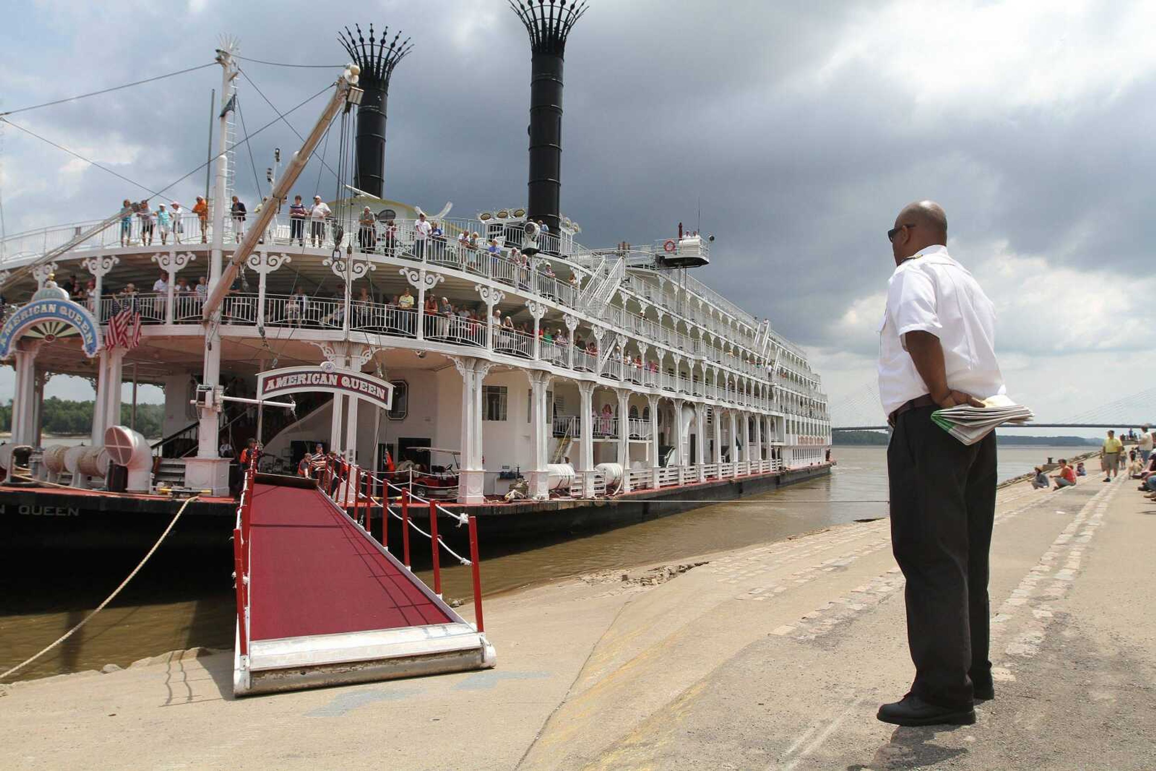 Pair of stately queens glides into river port Thursday