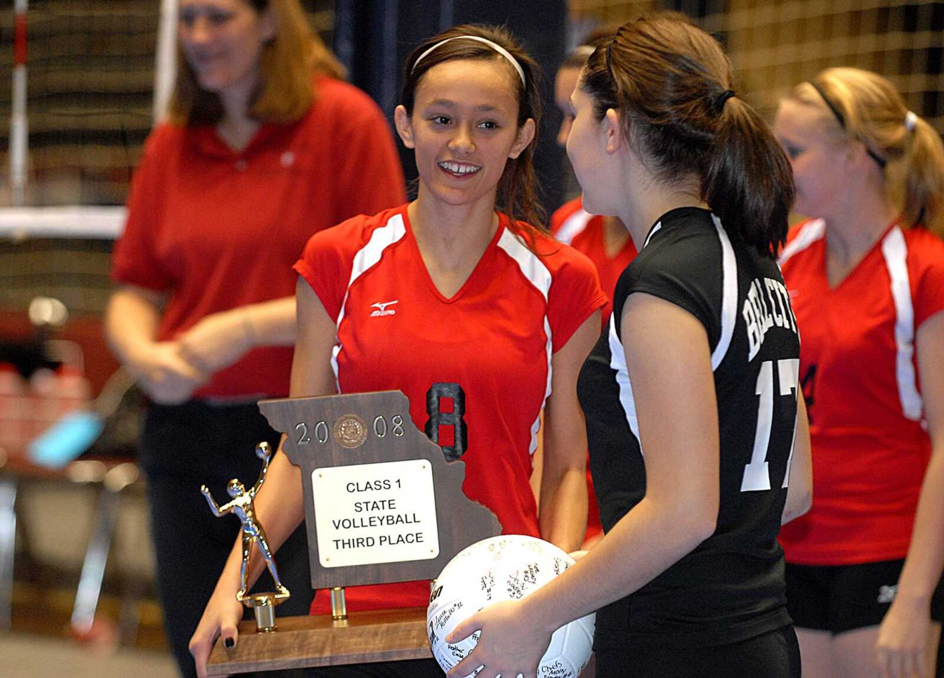 AARON EISENHAUER ~ aeisenhauer@semissourian.com
Codie Lancaster and Sherilyn Long accept the third place Class 1 trophy.