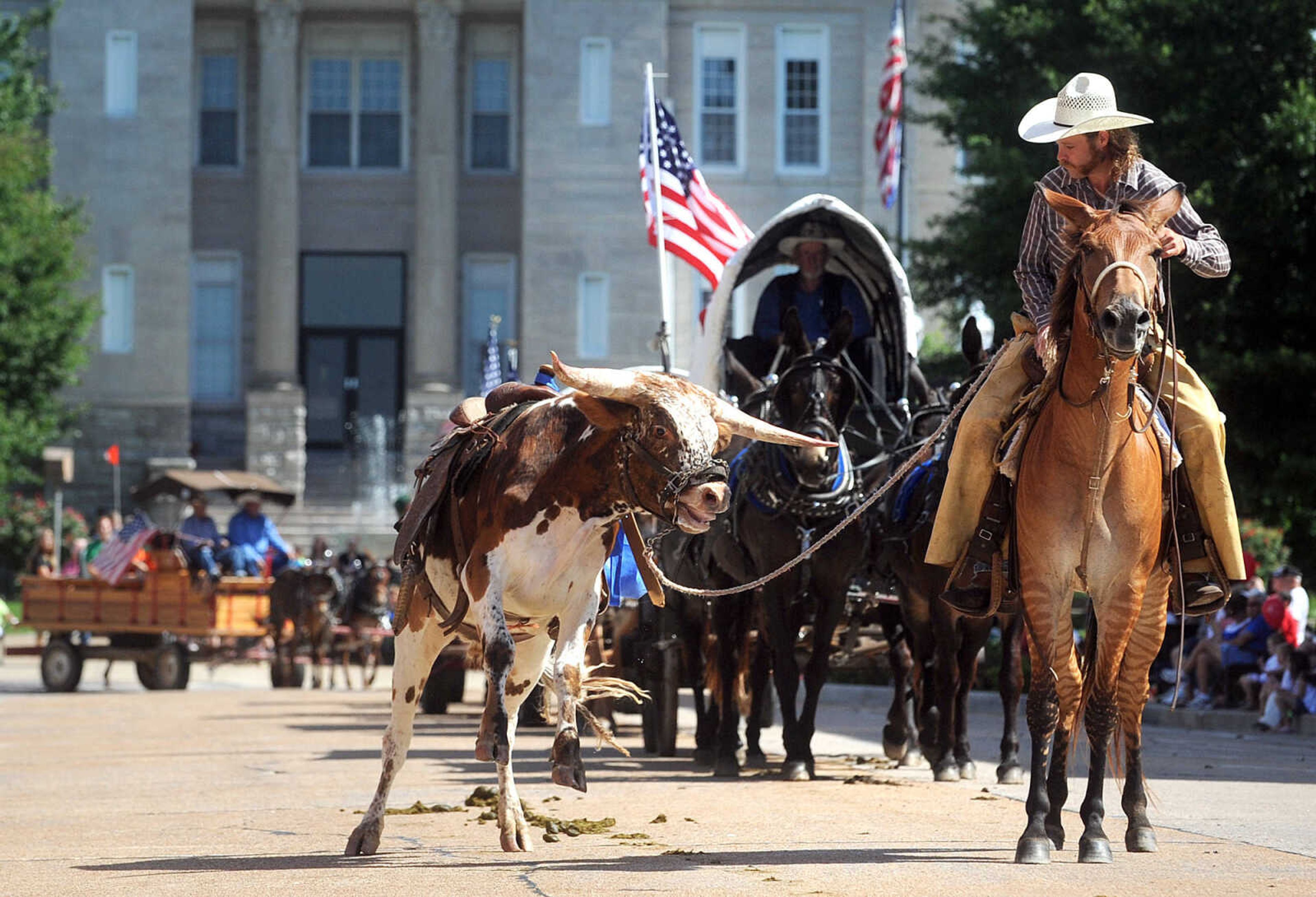 LAURA SIMON ~ lsimon@semissourian.com


People line the sidewalks as old-time horse drawn carriages head down High Street in Jackson, Saturday, July 5, 2014, during the Bicentennial Wagon Trail Parade.