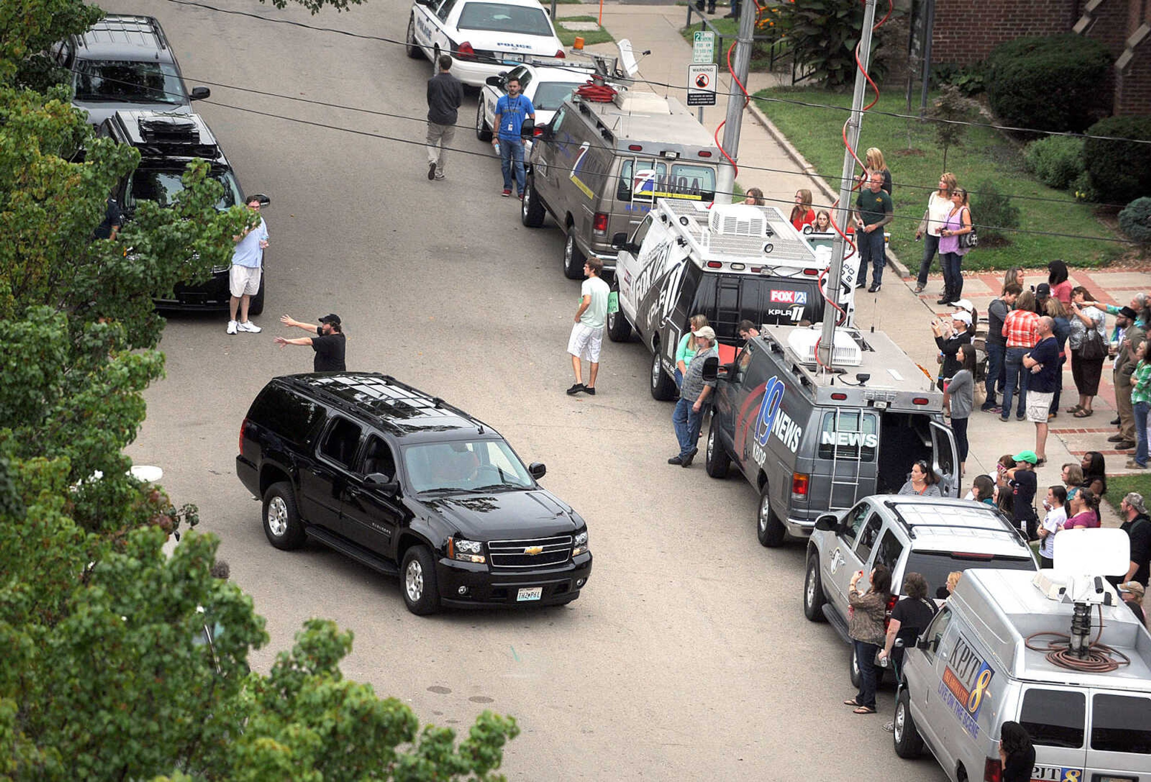 LAURA SIMON ~ lsimon@semissourian.com

Onlookers and extras line Fountain Street during a break from filming a scene from 20th Century Fox's feature film "Gone Girl", Tuesday, Oct. 1, 2013, in Cape Girardeau.