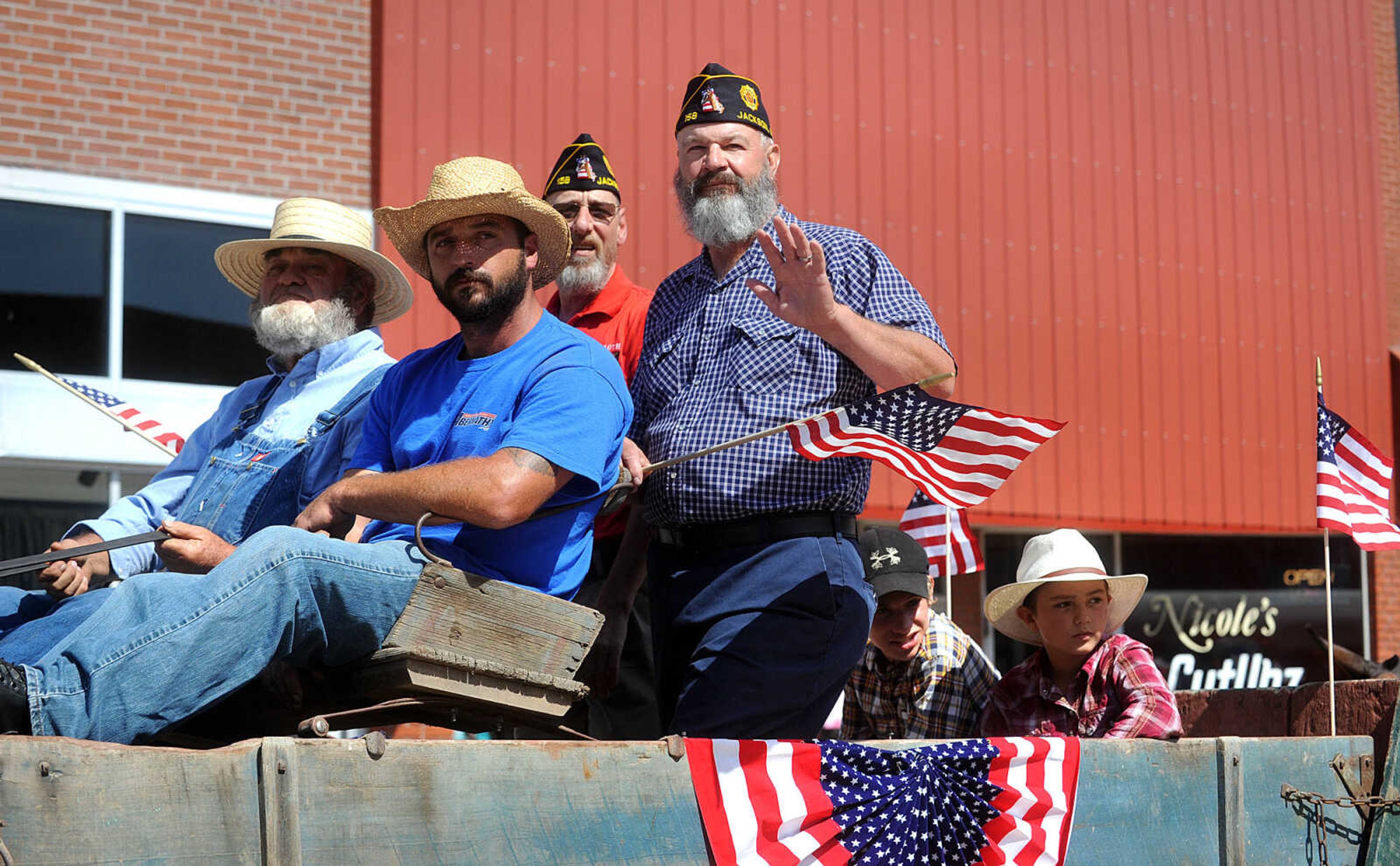 LAURA SIMON ~ lsimon@semissourian.com


People line the sidewalks as old-time horse drawn carriages head down High Street in Jackson, Saturday, July 5, 2014, during the Bicentennial Wagon Trail Parade.