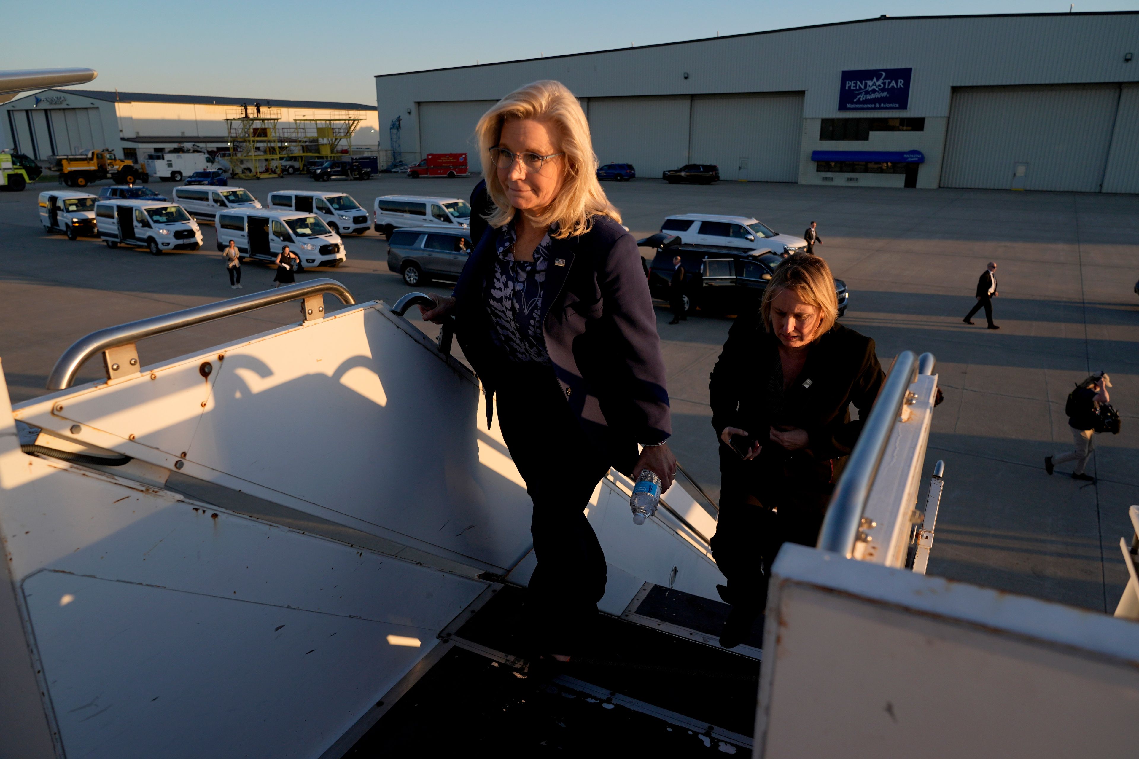 Former Republican Congresswoman Liz Cheney boards Air Force Two at Oakland County International Airport in Waterford Township, Mich., Monday, Oct. 21, 2024, en route to Milwaukee for a town hall with democratic presidential nominee Vice President Kamala Harris. (AP Photo/Jacquelyn Martin, Pool)