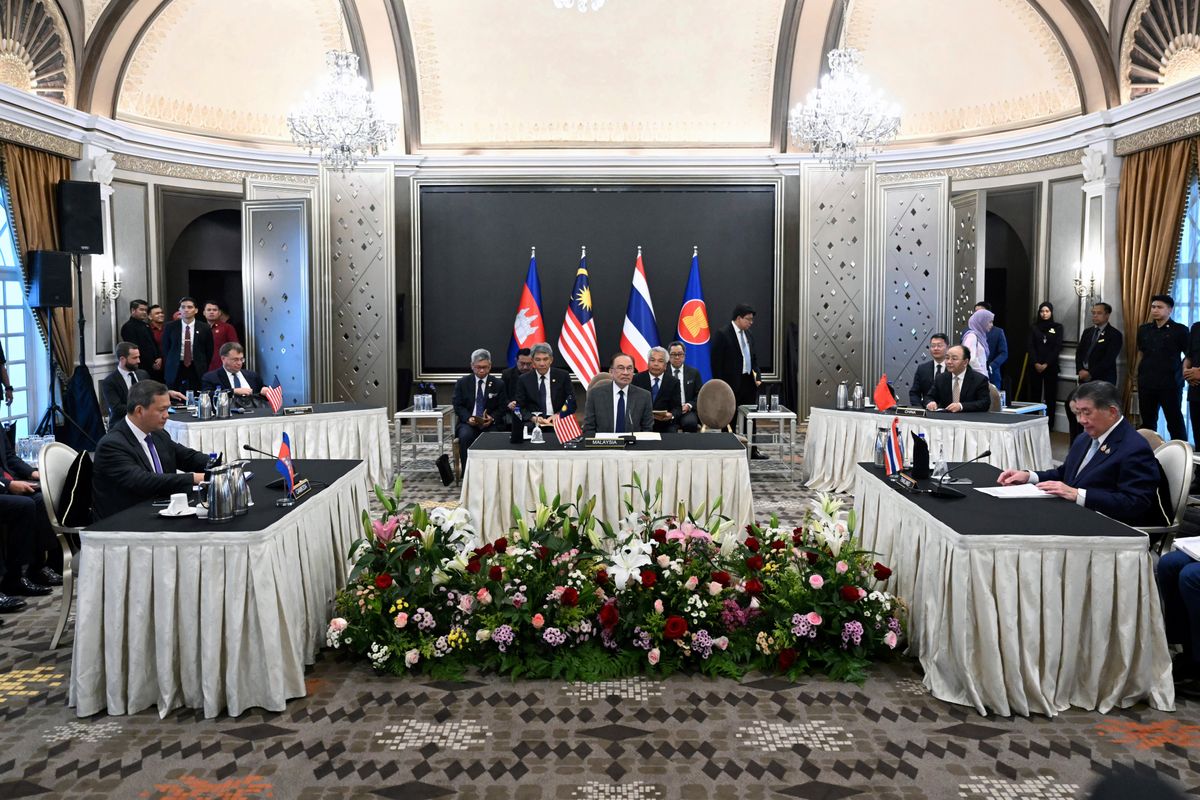 Cambodian and Thai leaders hold ceasefire talks in Malaysia ...