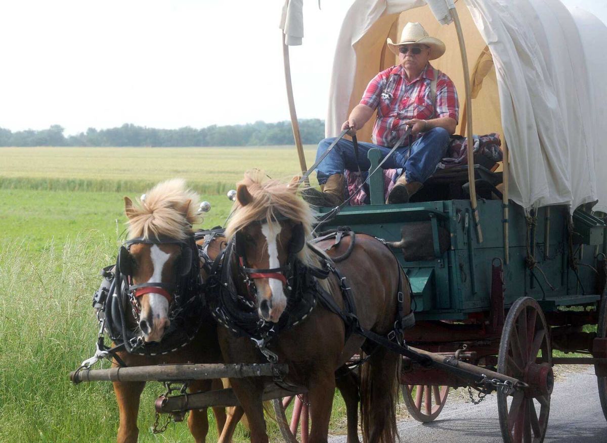Wagon train buffs relive past on Mo., Kan. trails