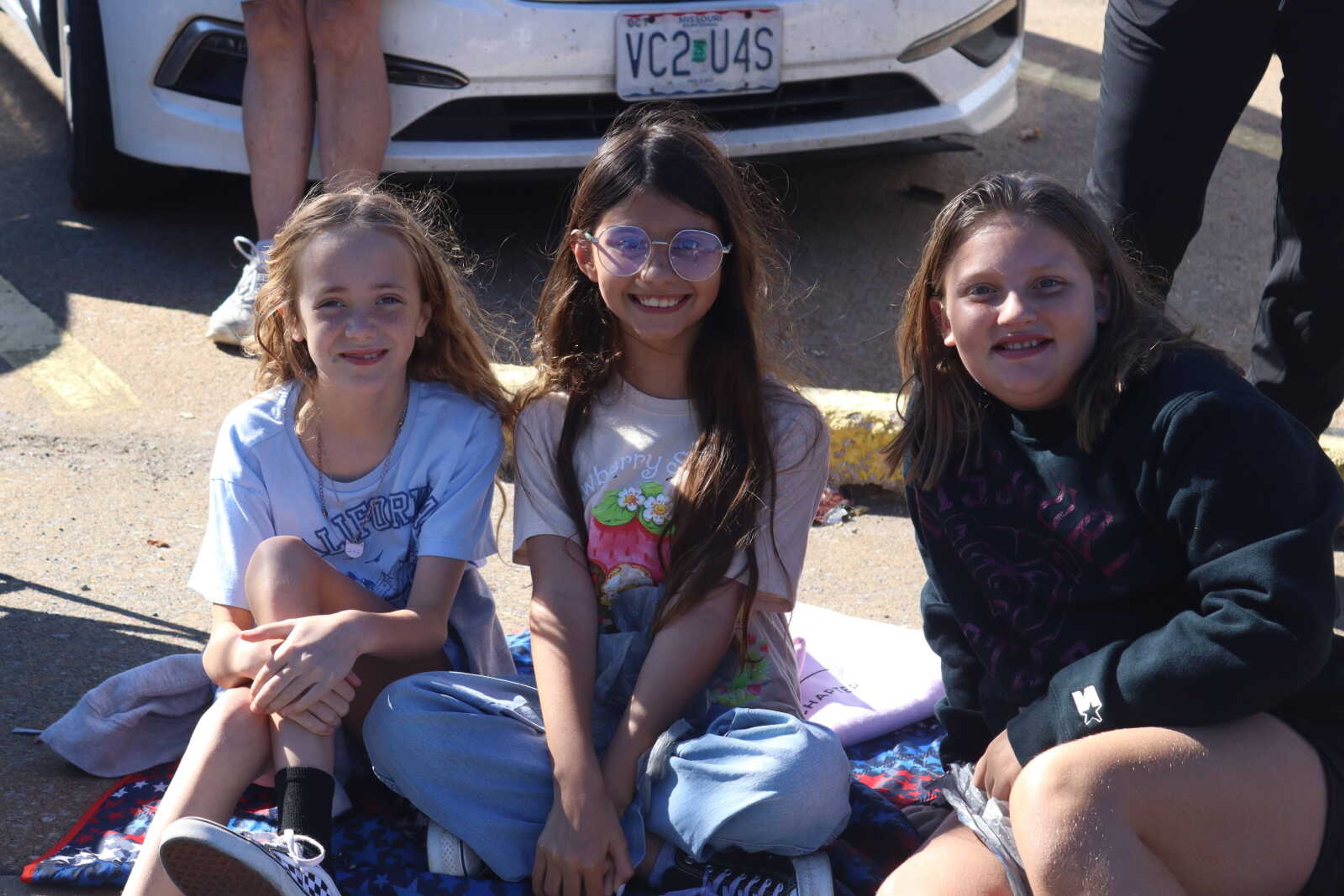 Peyton Rector, Bailey Crump and Lydia Rushing group together for a friends photo.