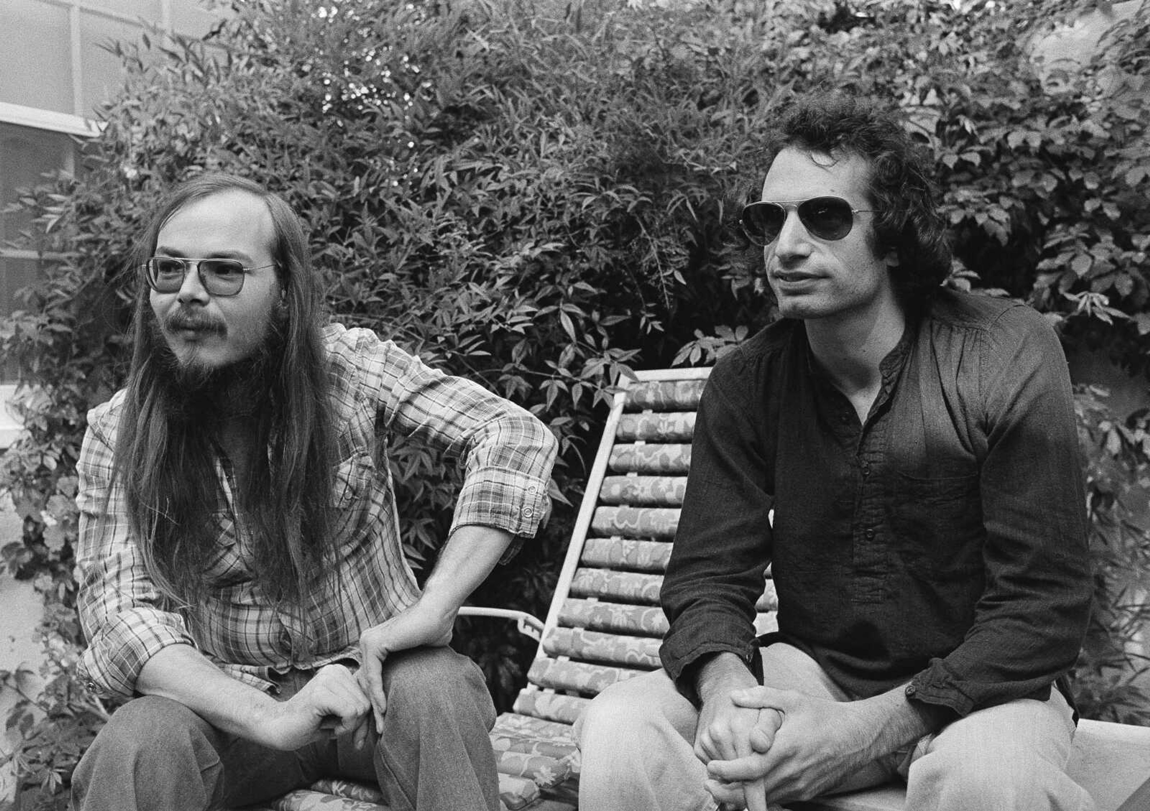 Walter Becker, left, and Donald Fagen of Steely Dan sit in Los Angeles in 1977. Becker, the guitarist, bassist and co-founder of the rock group Steely Dan, has died.