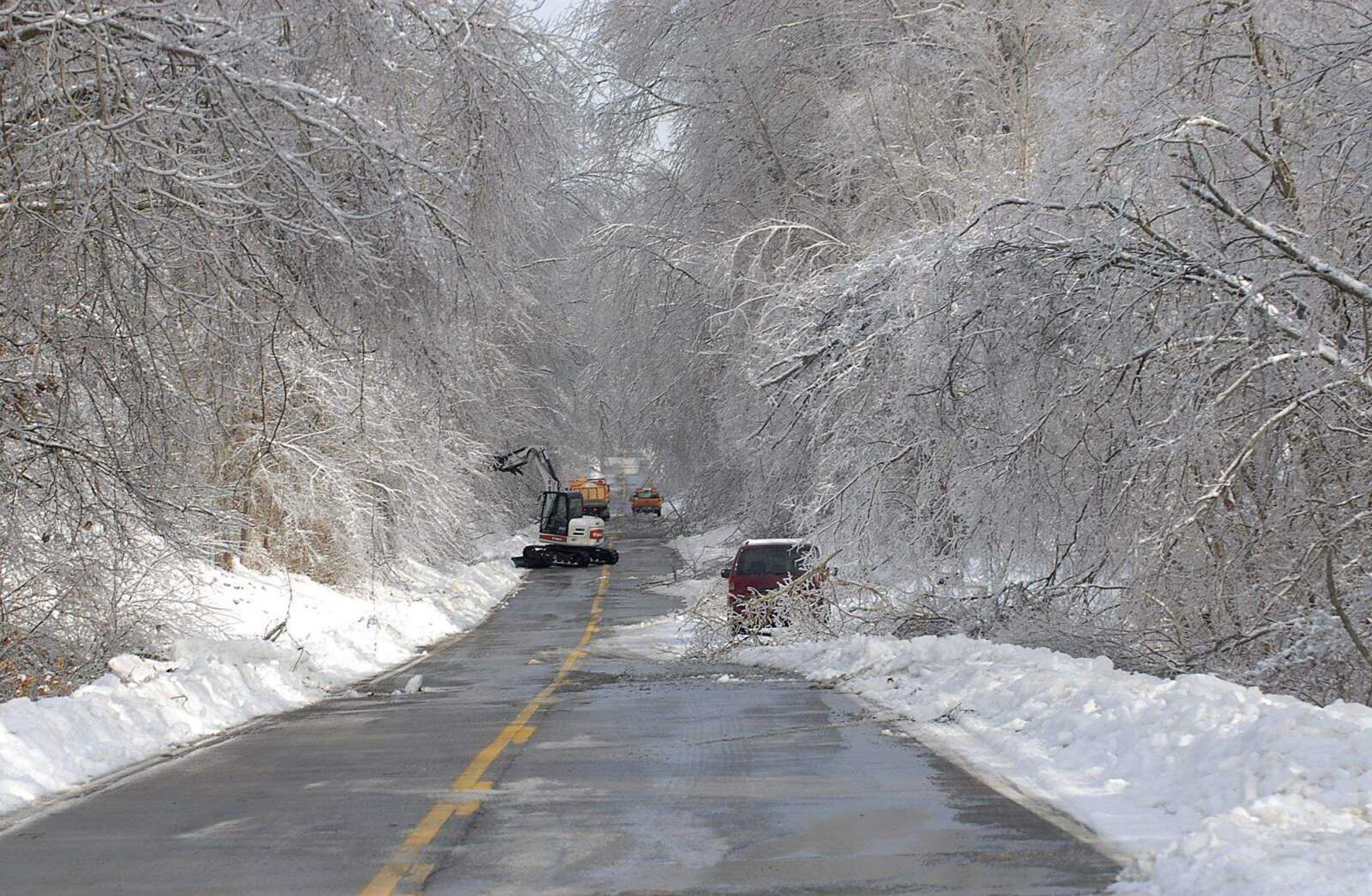 KIT DOYLE ~ kdoyle@semissourian.com
Crews clear a road Friday, January 30, 2009, near Thebes, Il.