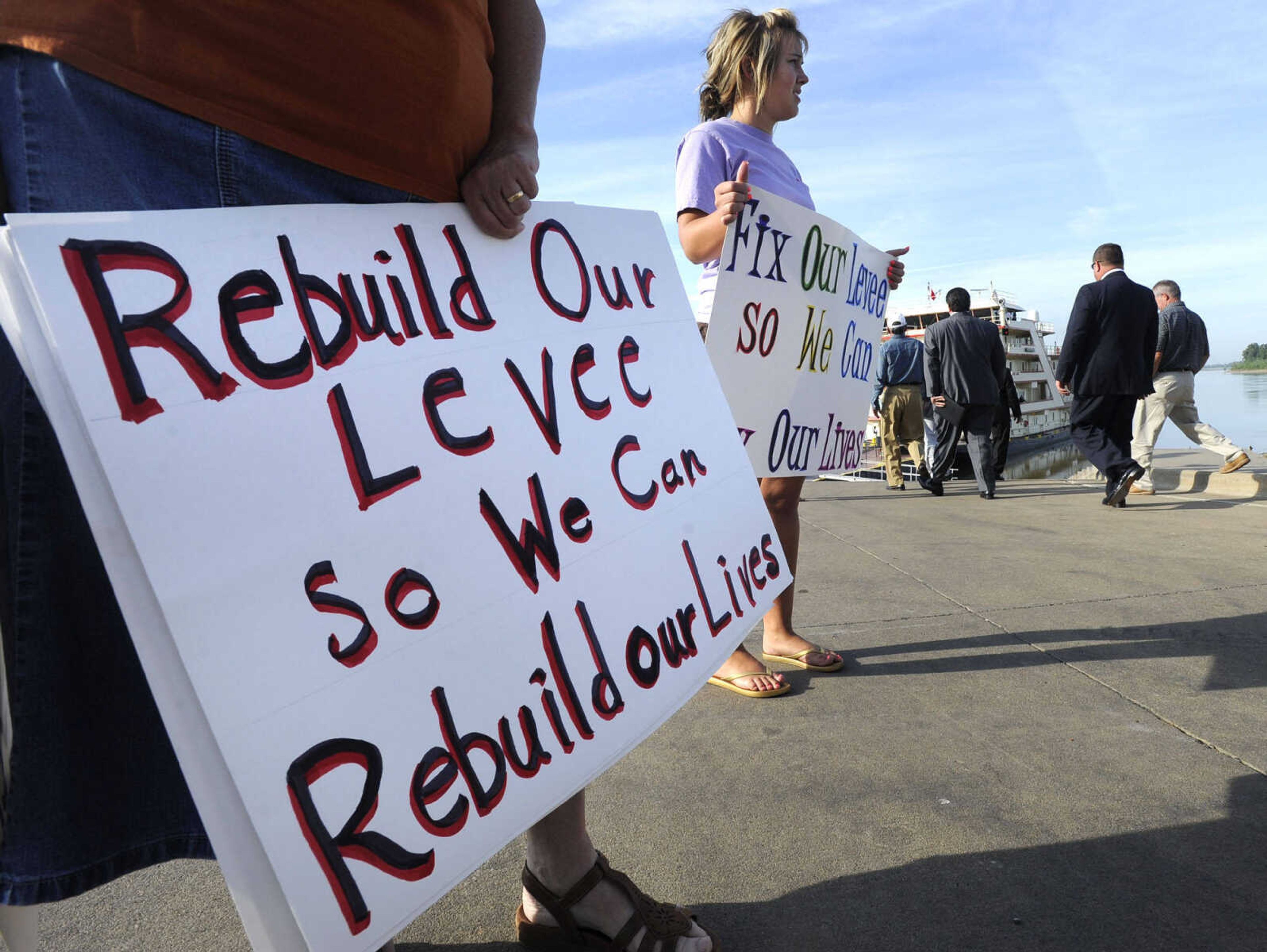 FRED LYNCH ~ flynch@semissourian.com
Demonstrators hold signs outside the MV Mississippi Monday, Aug. 15, 2011 at New Madrid, Mo.