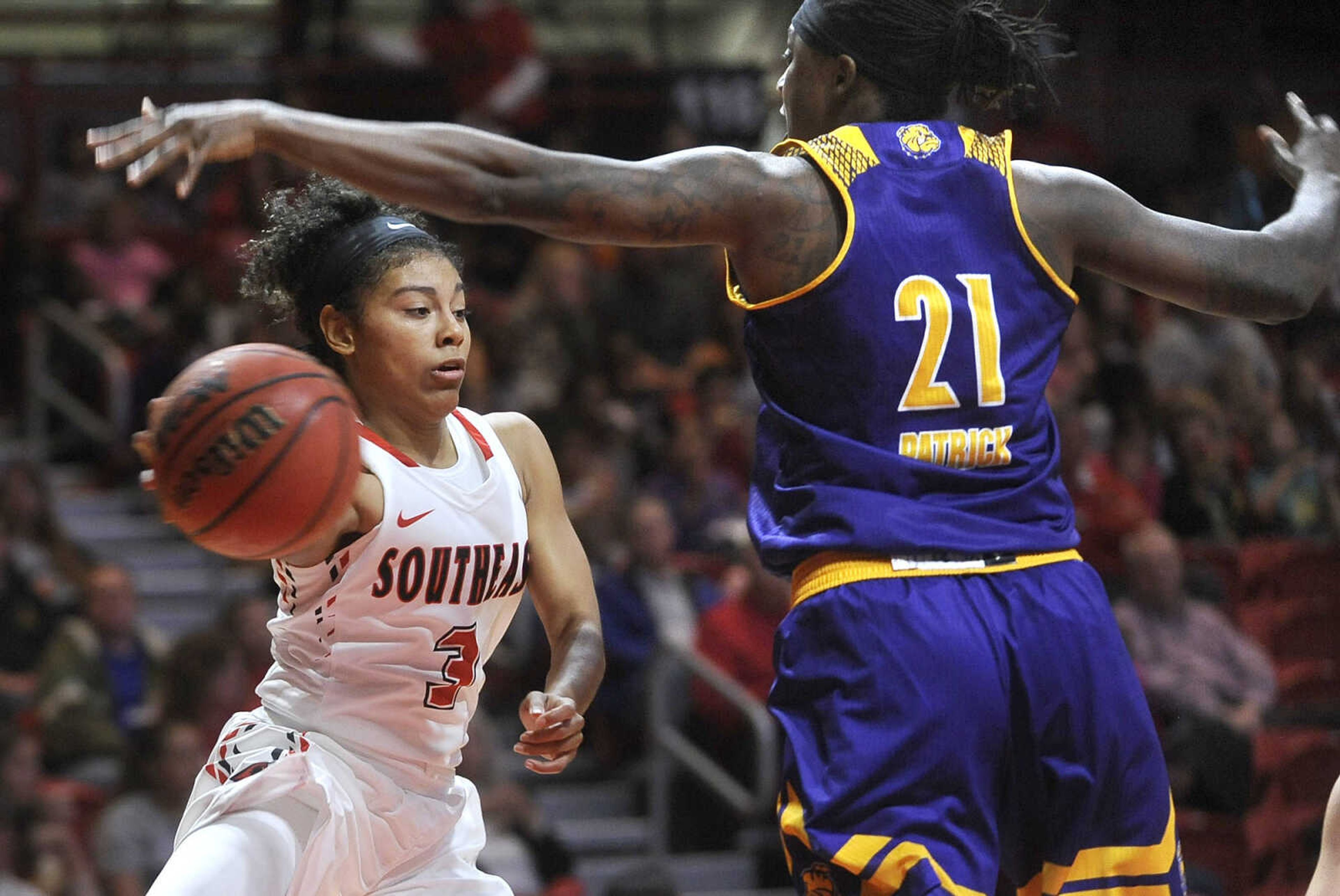 FRED LYNCH ~ flynch@semissourian.com
Southeast Missouri State's Adrianna Murphy passes the ball against Western Illinois' Jasmine Patrick during the first quarter Wednesday, Nov. 16, 2016 at the Show Me Center.