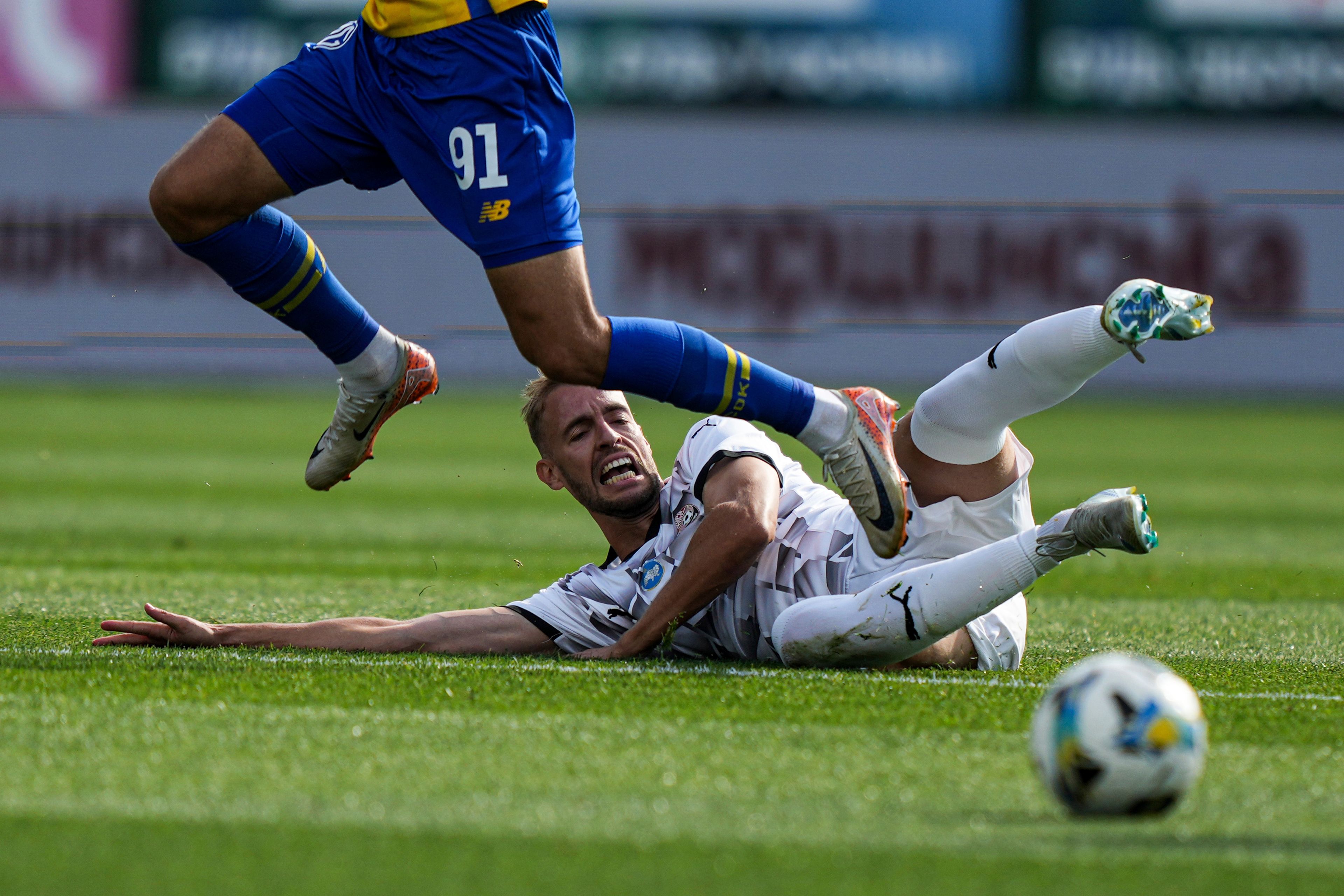 Mykola Mykhailenko of Dynamo Kyiv and Petar Michin of Zorya Luhansk, bottom, in action during a soccer match of Ukrainian Premier League in Kyiv, Ukraine, Saturday Sept. 14, 2024. (AP Photo/Evgeniy Maloletka)