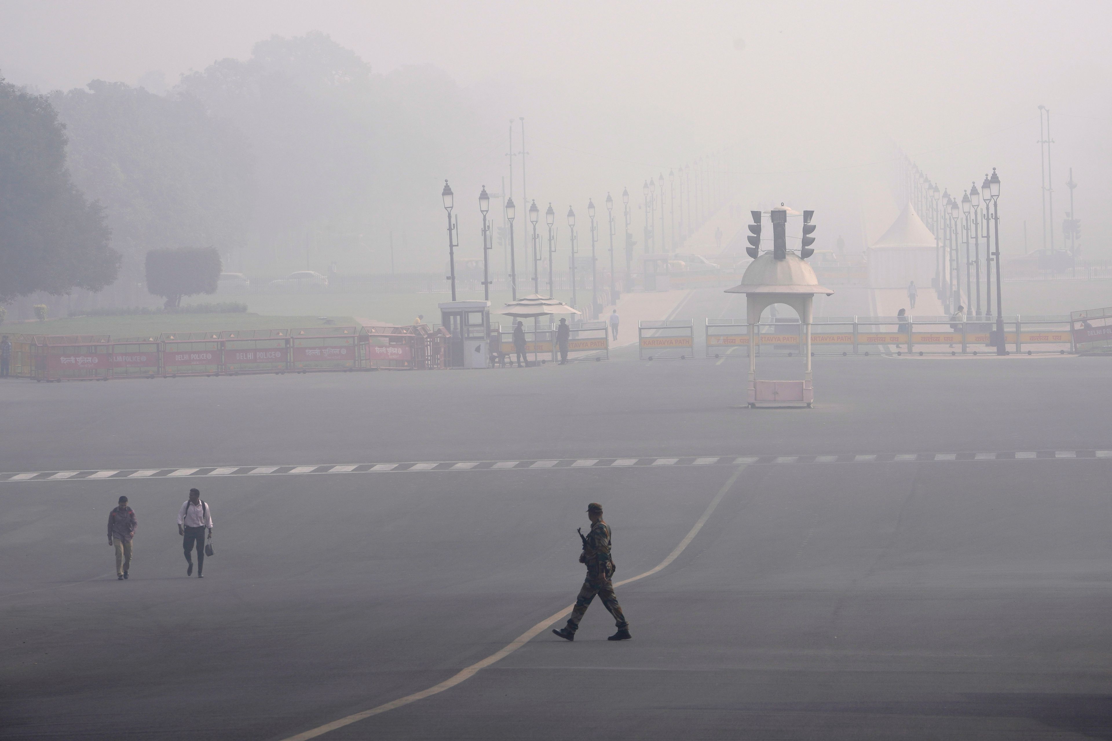 Commuters walk amidst a thick layer of smog in New Delhi, India, Thursday, Nov. 14, 2024. (AP Photo/Manish Swarup)