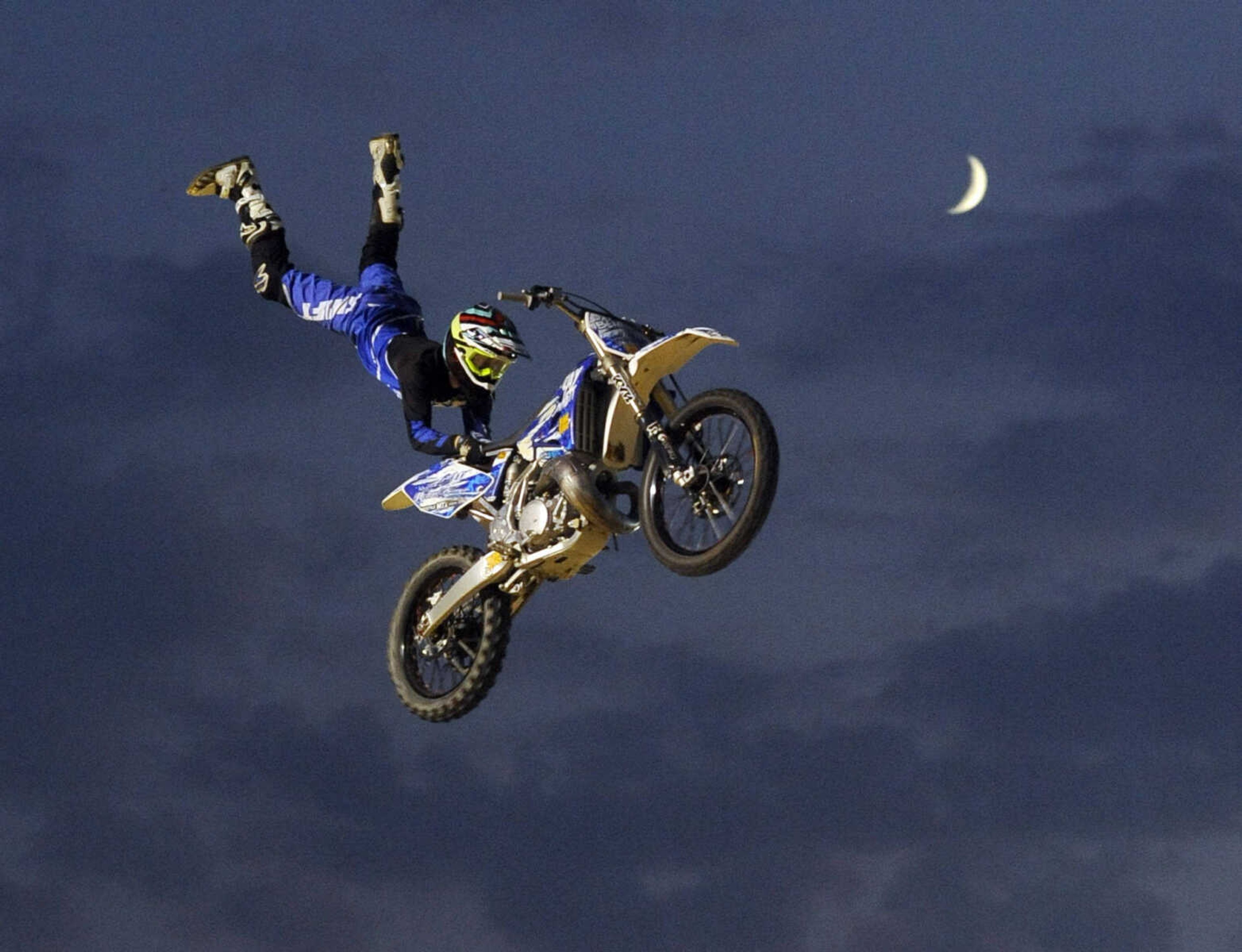 FRED LYNCH ~ flynch@semissourian.com
Freestyle motocross rider Ray Bennett performs Monday, Sept. 9, 2013 at the SEMO District Fair.