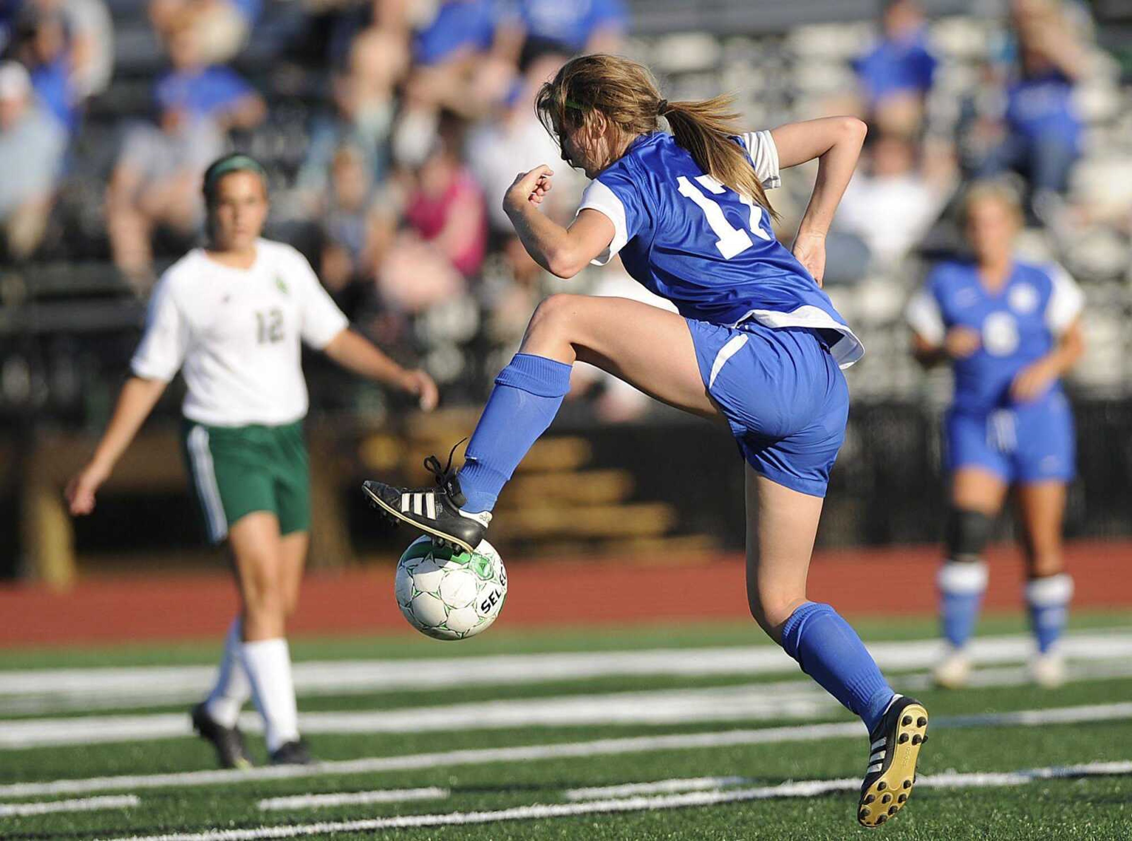 Notre Dame midfielder Abby Boyer accepts a pass during the Bulldogs&#8217; victory.