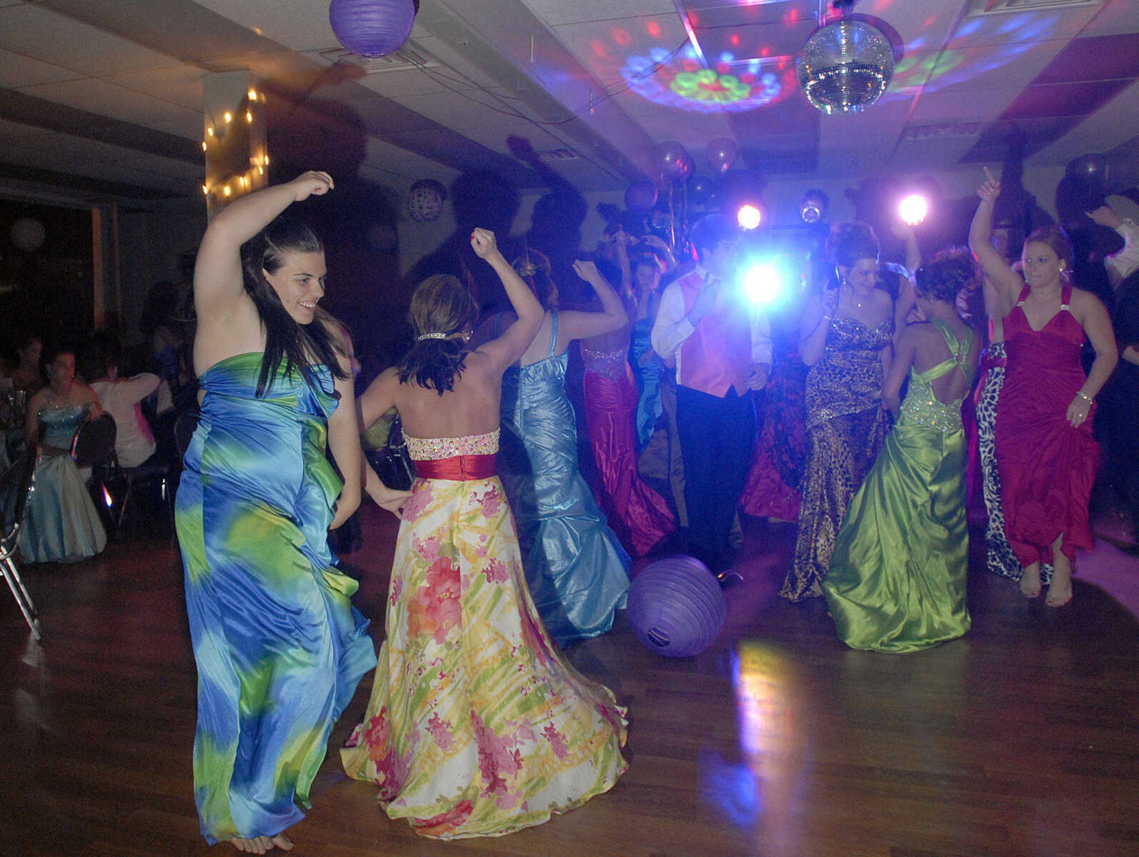 LAURA SIMON~lsimon@semissourian.com
Woodland High School Prom "A Night to Remember" at Dockside the Upper Deck in Cape Girardeau Saturday, April 10, 2010.