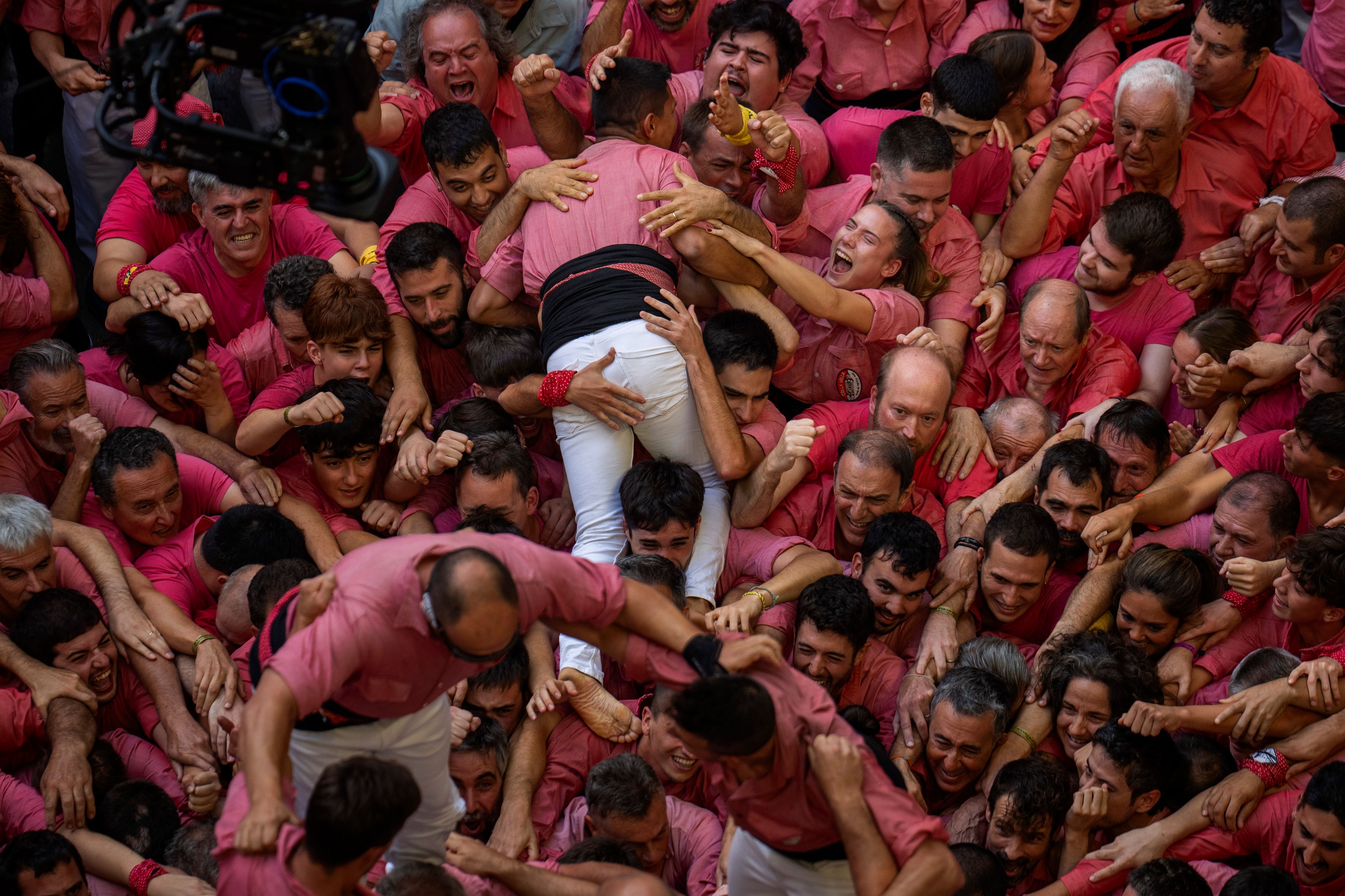 Members of "Vella de Valls" celebrate after completing a "Castell" or human tower, during the 29th Human Tower Competition in Tarragona, Spain, Sunday, Oct. 6, 2024. (AP Photo/Emilio Morenatti)