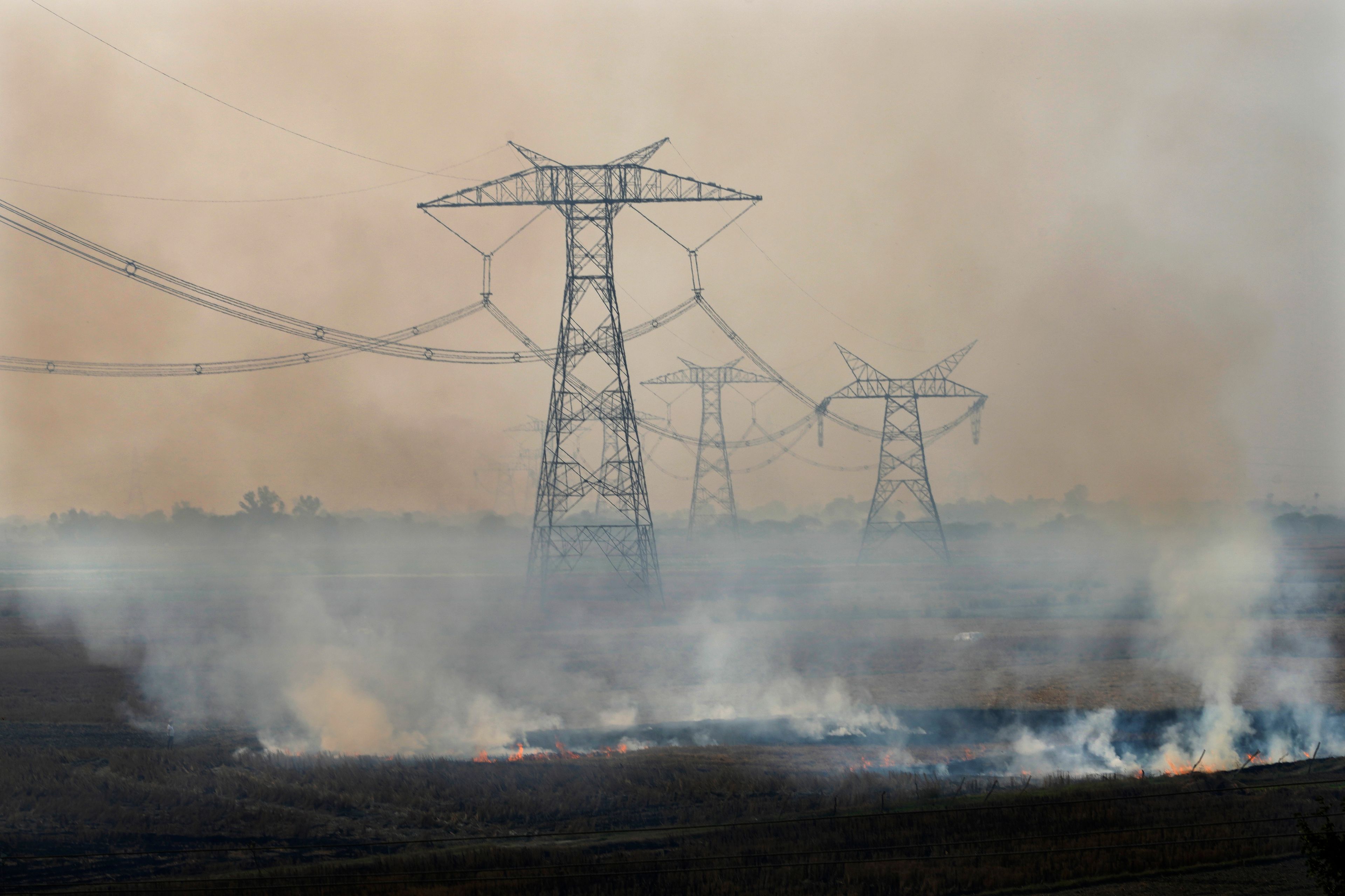 Farmers burn crop residue after harvest near Bundelkhand expressway some 330 kilometers (206 miles) from New Delhi, India, Sunday, Nov. 17, 2024. (AP Photo/Manish Swarup)