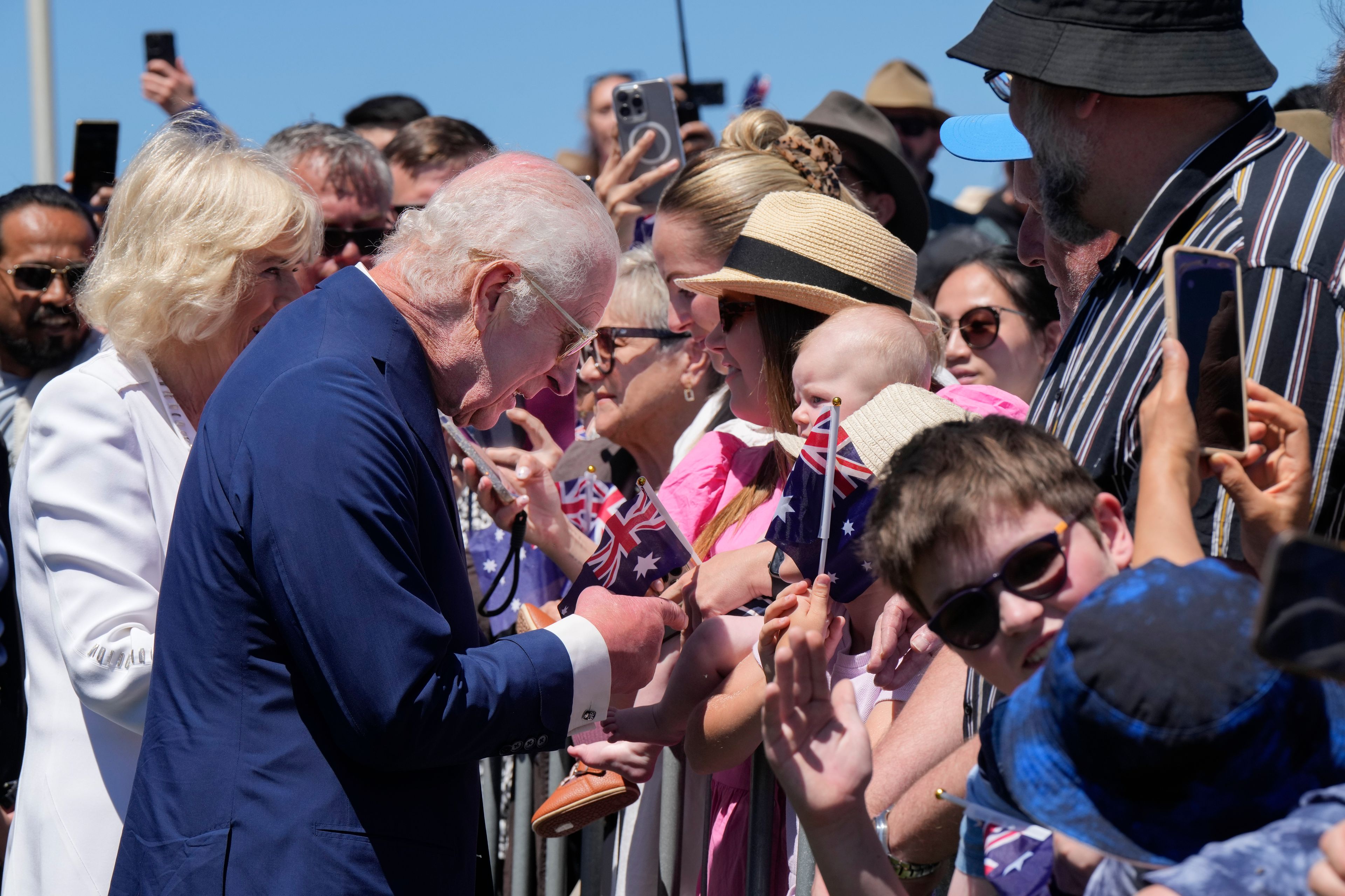 King Charles and Queen Camilla lay wreaths at Australian War Memorial then greet well-wishers