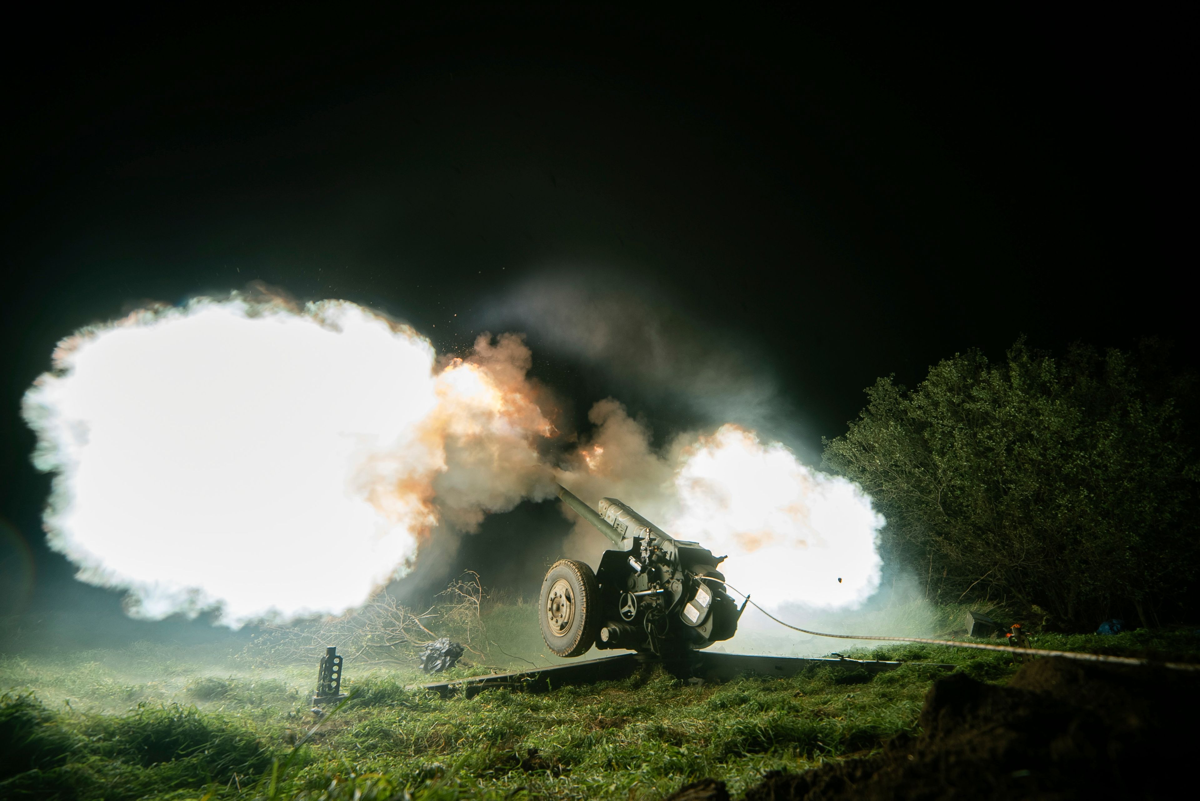 Ukrainian servicemen fire from a 122mm artillery cannon towards Russian positions in Kherson region, Ukraine, Sunday Oct. 27, 2024. (AP Photo/Marko Ivkov)