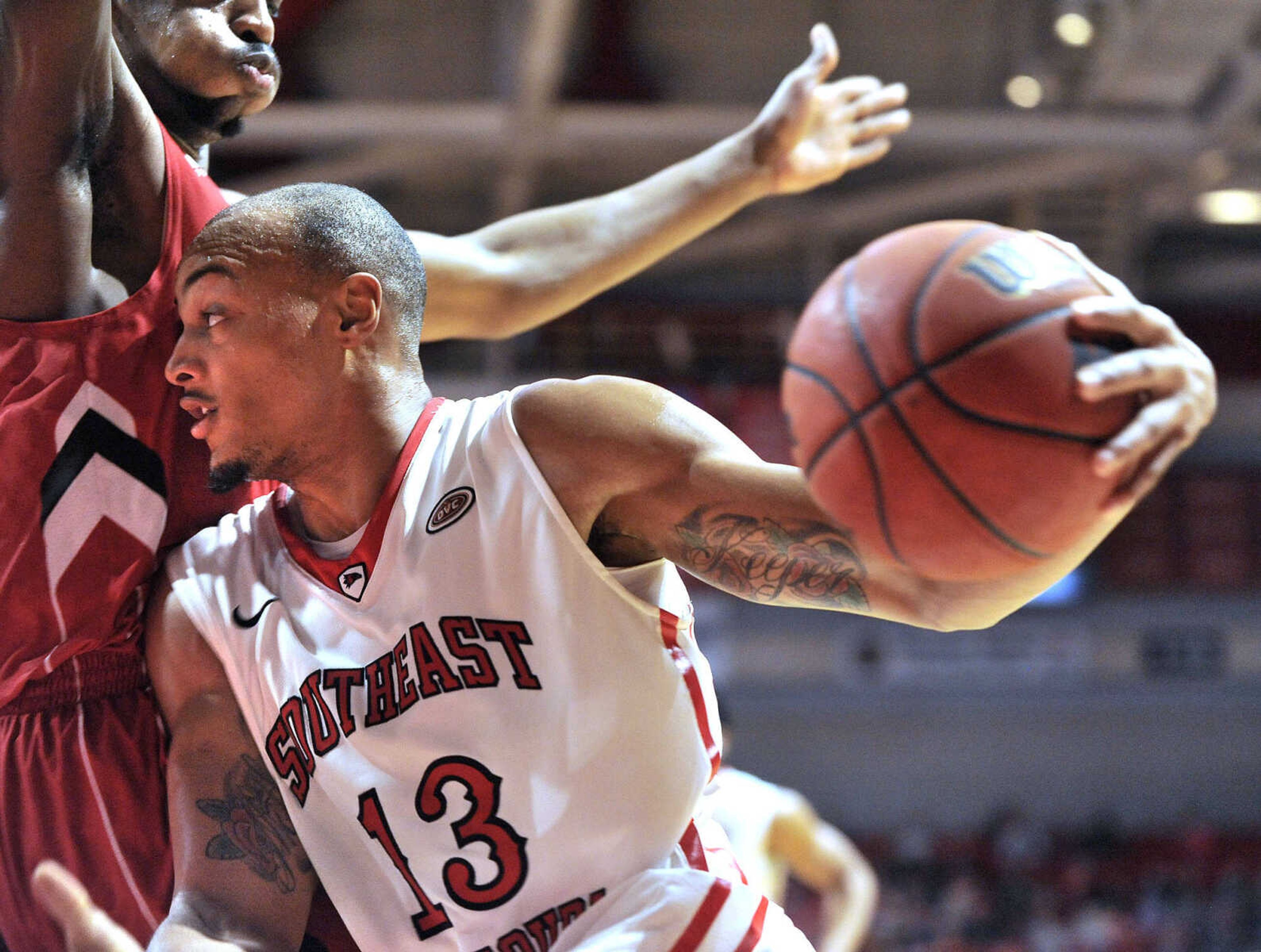 FRED LYNCH ~ flynch@semissourian.com
Southeast Missouri State's Trey Kellum drives against Austin Peay's Chris Horton during the first half Saturday, Jan. 30, 2016 at the Show Me Center.