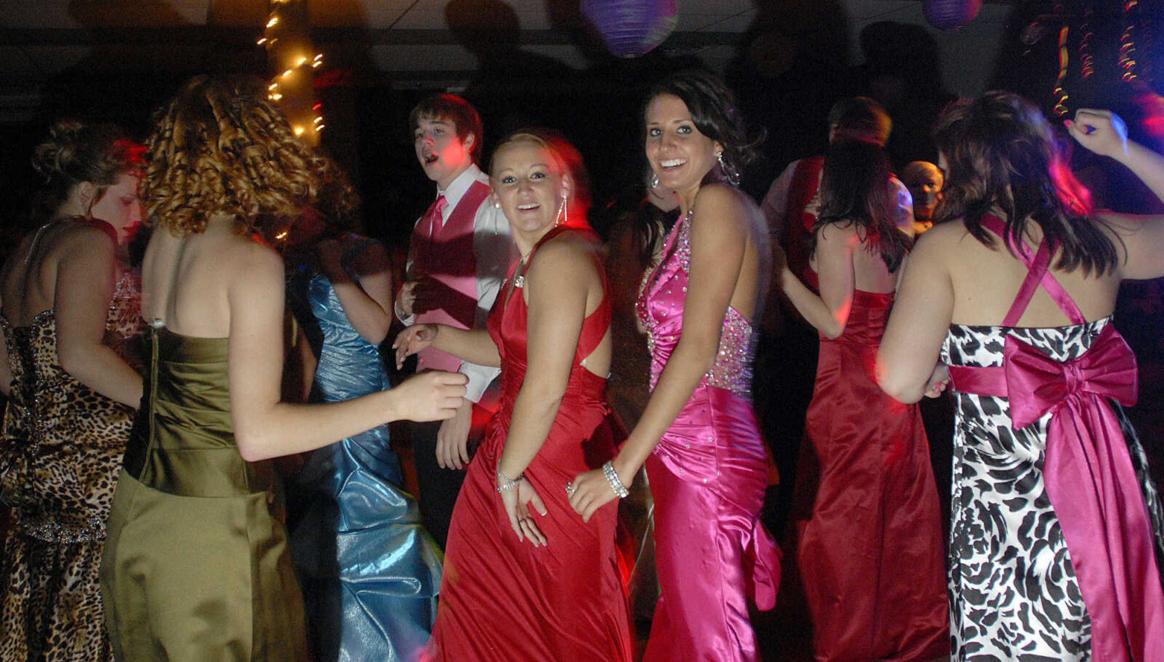 LAURA SIMON~lsimon@semissourian.com
Woodland High School Prom "A Night to Remember" at Dockside the Upper Deck in Cape Girardeau Saturday, April 10, 2010.