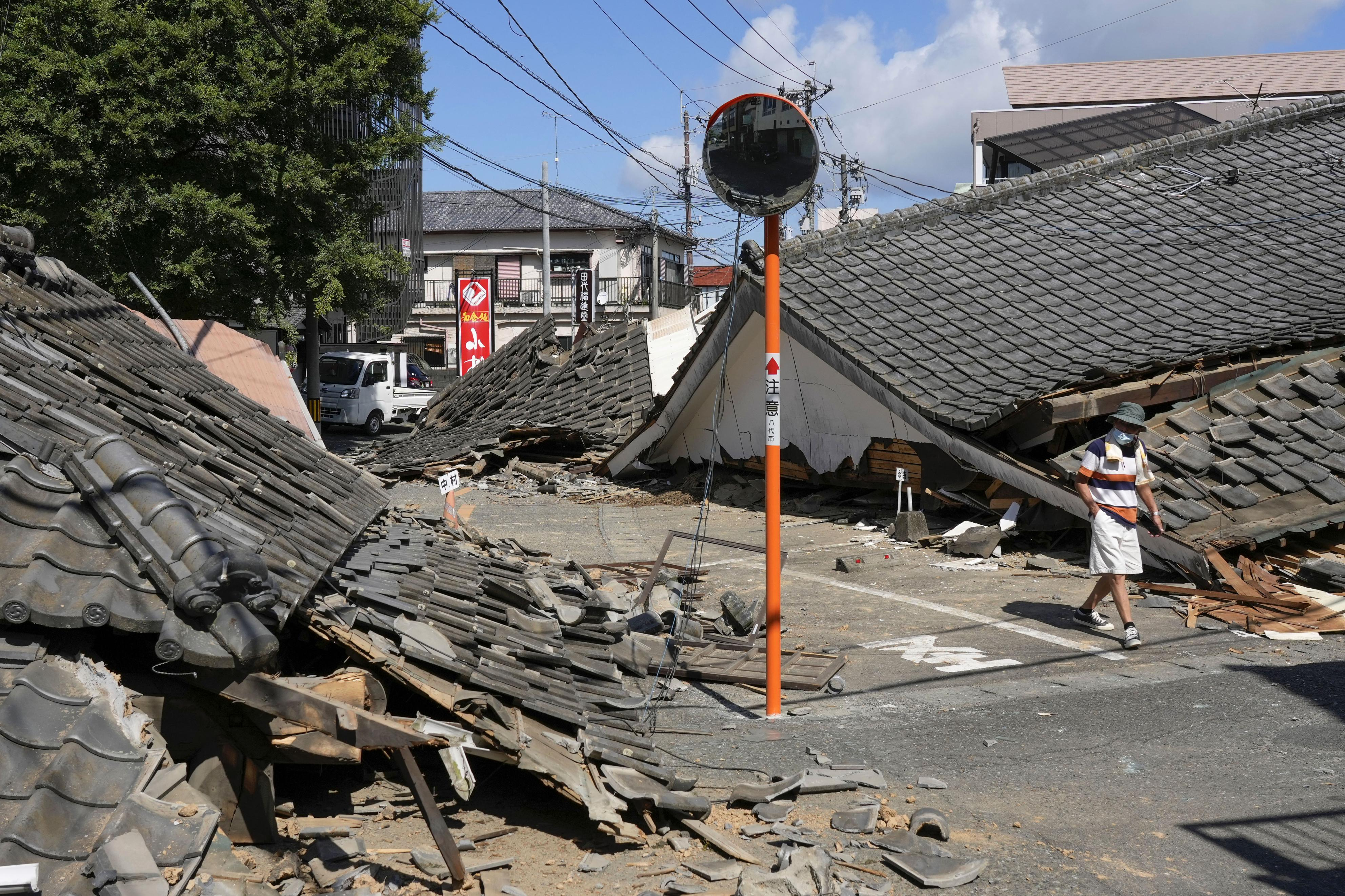 Quake survivors in southwestern Japan sleep in cars in swelt