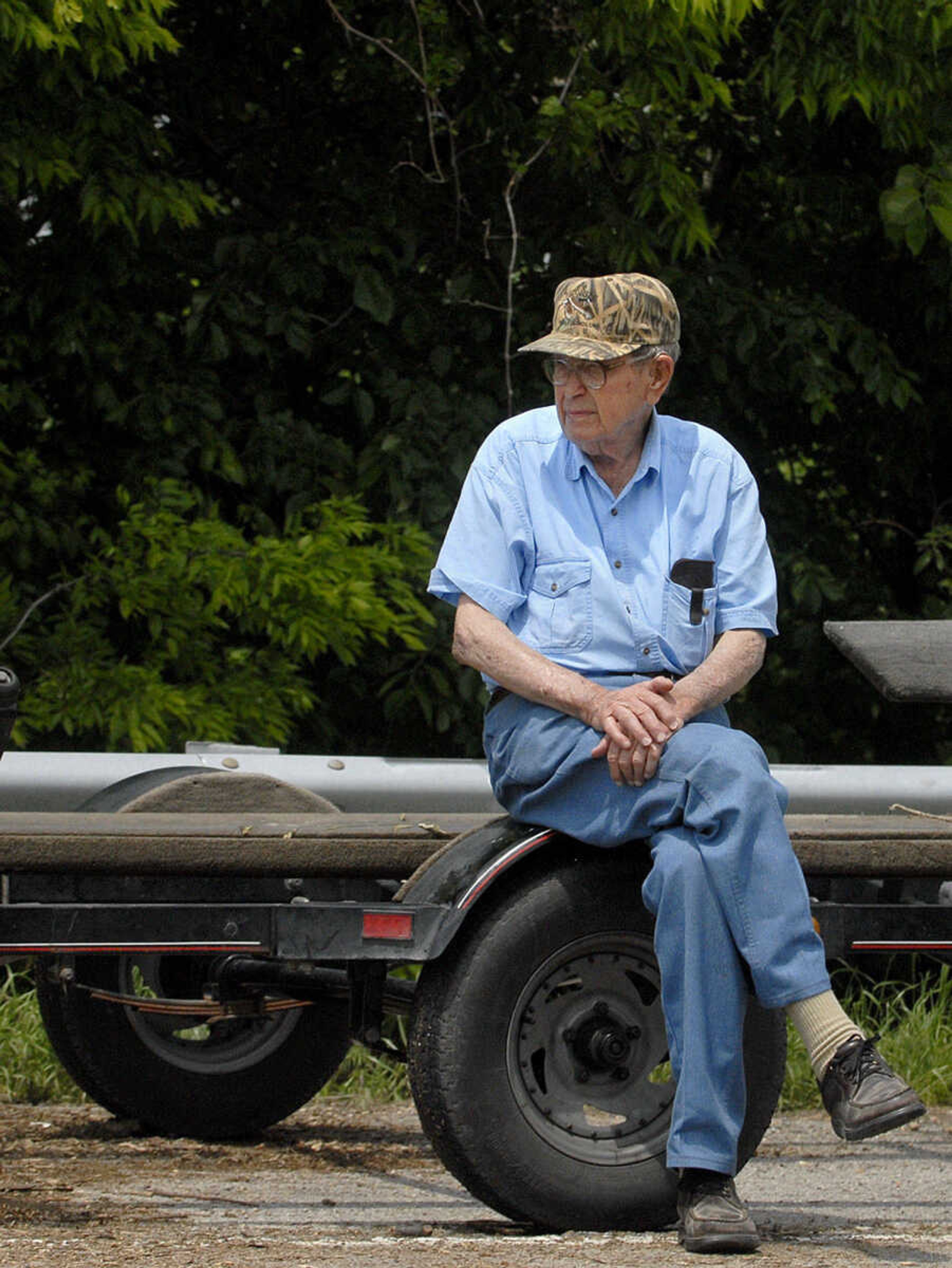 LAURA SIMON~lsimon@semissourian.com
Wendell Choate, 92, waits along Highway 102 in Mississippi County Monday, May 9, 2011 for his family to return with word on his sweet corn farm that sits in the Birds Point-New Madrid floodway.