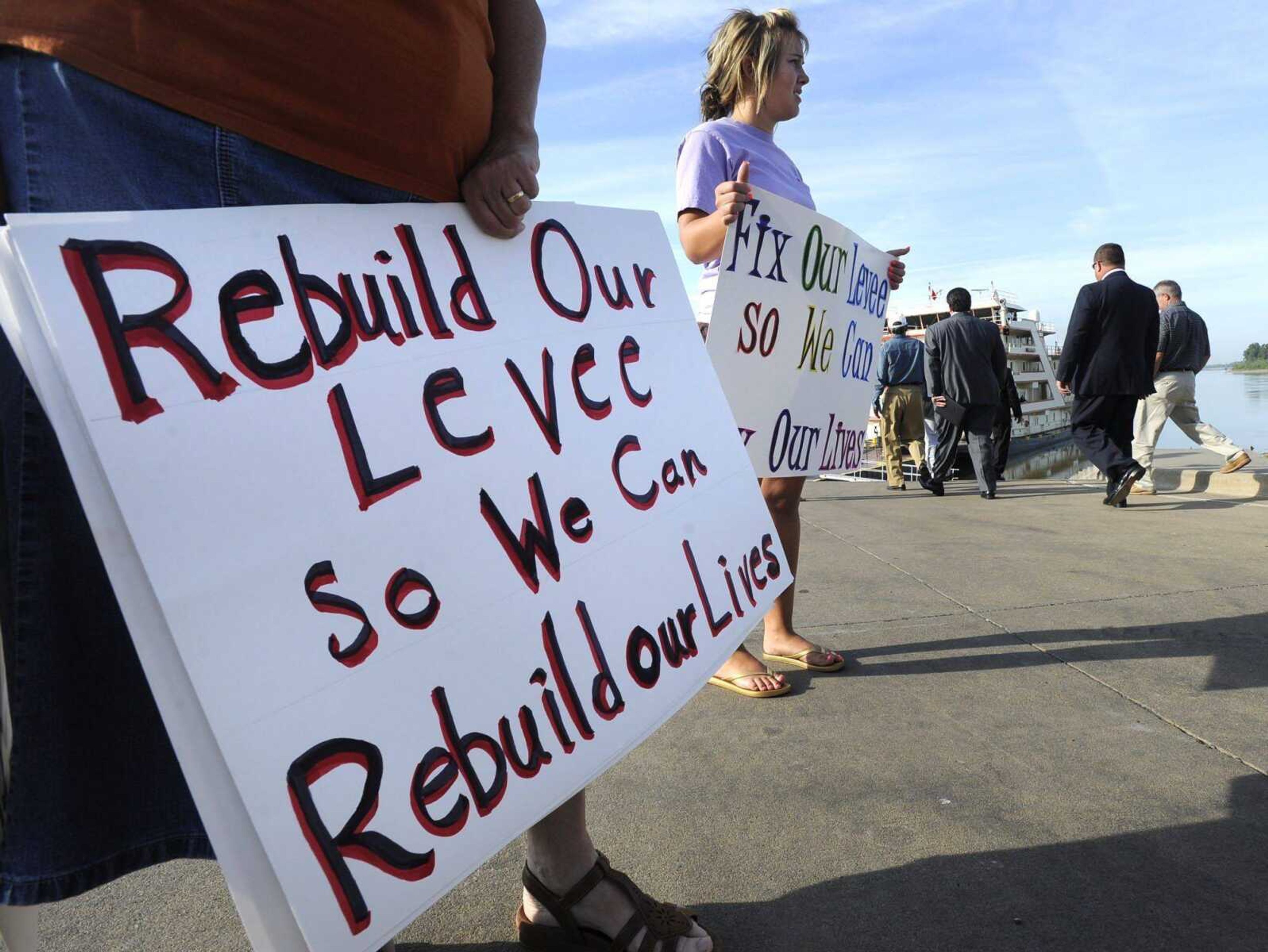 Demonstrators hold signs outside the MV Mississippi Monday, Aug. 15, 2011 at New Madrid, Mo. (Fred Lynch)