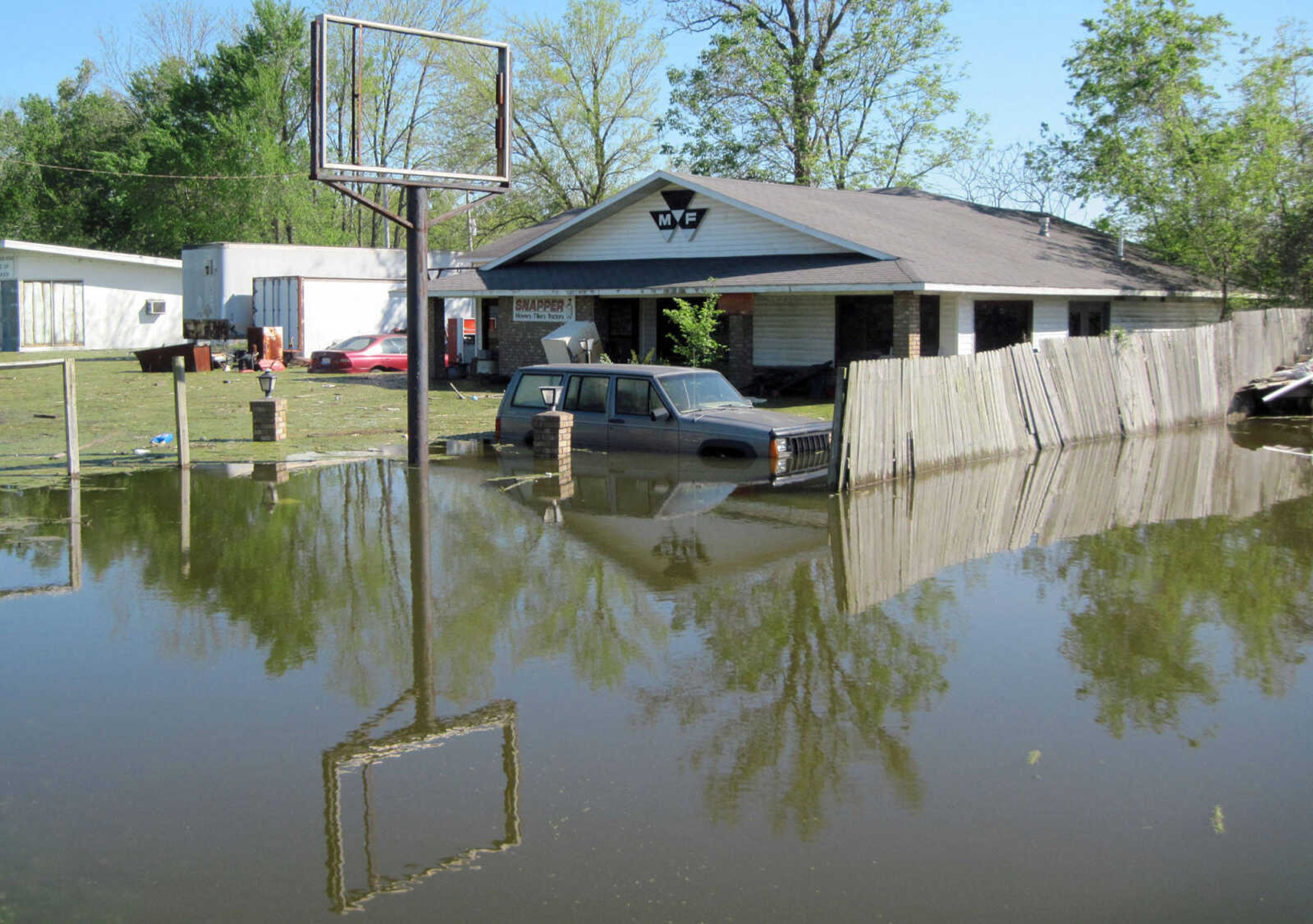 M.D. KITTLE ~ mkittle@semissourian.com
Flooding in Olive Branch, Ill. on Friday, April 29, 2011.