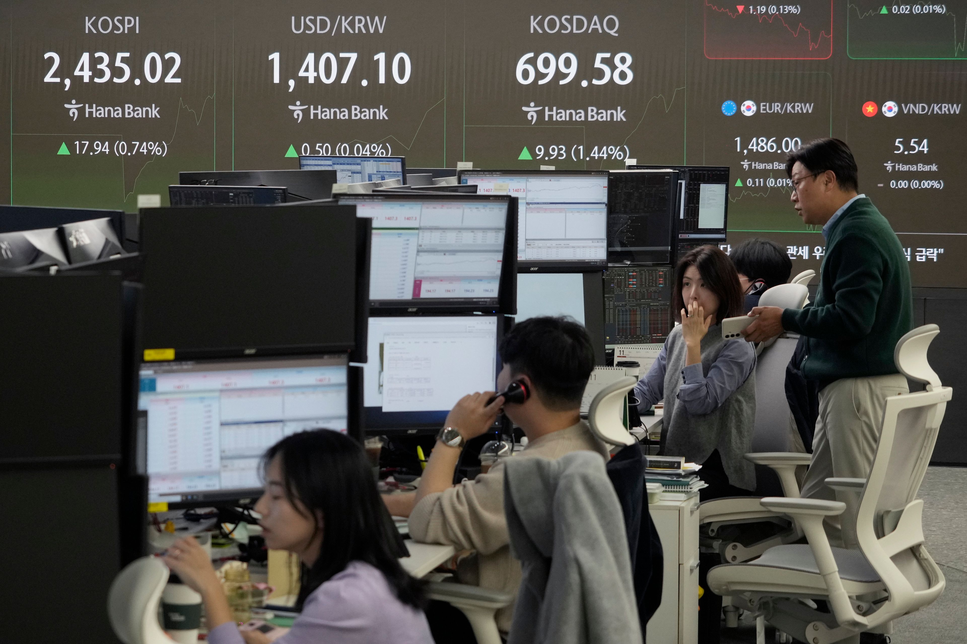 Currency traders work at the foreign exchange dealing room of the KEB Hana Bank headquarters in Seoul, South Korea, Thursday, Nov. 14, 2024. (AP Photo/Ahn Young-joon)