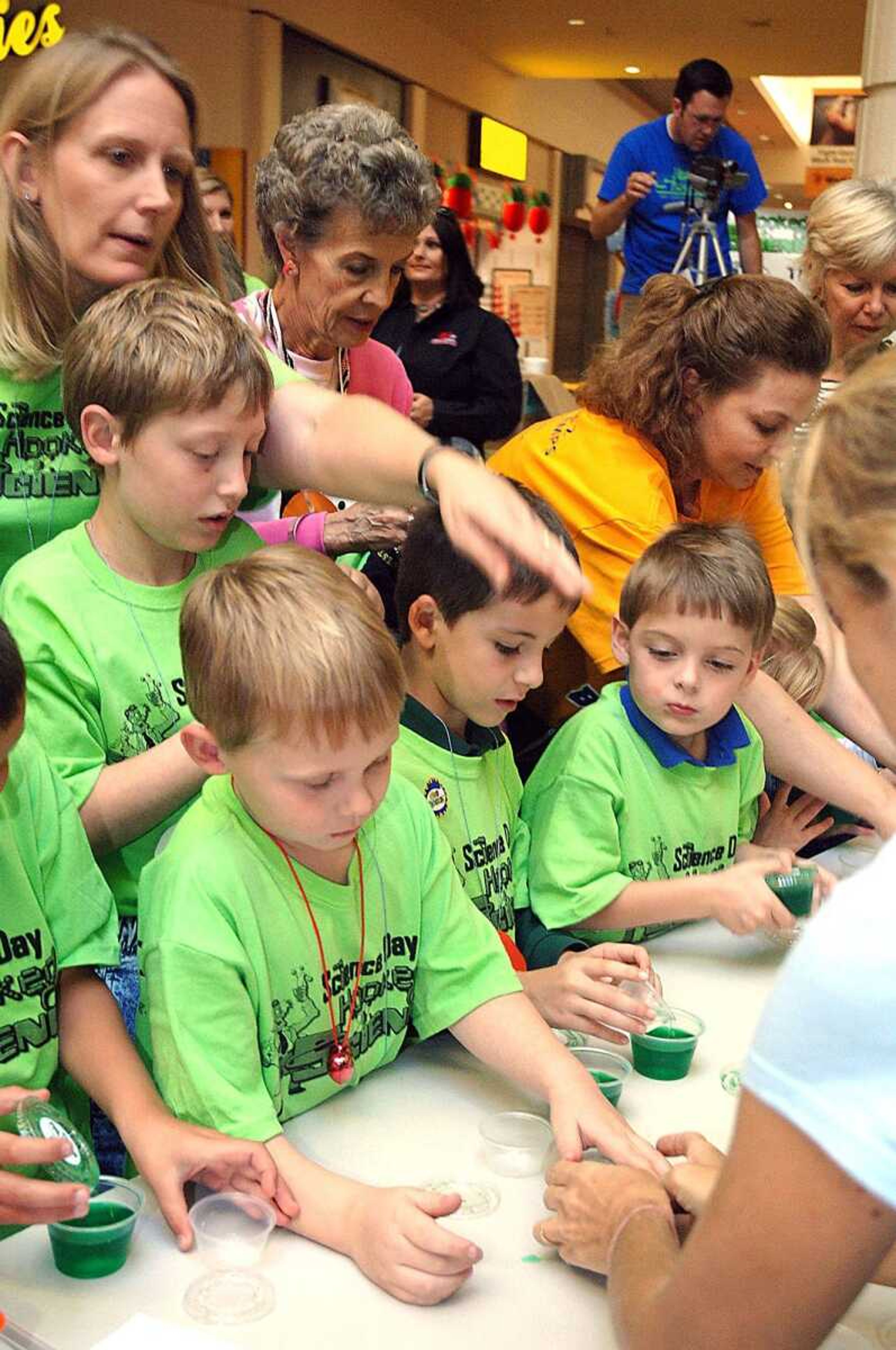 LAURA SIMON~photos@semissourian.com
Adults and children prepair for their chemistry experiment Friday at West Park Mall. Jason Lindsey and is Hooked on Science team were there to attempt to break the world record for the largest chemistry class in one room. They broke the record with 268 people participating, when only 200 were needed.