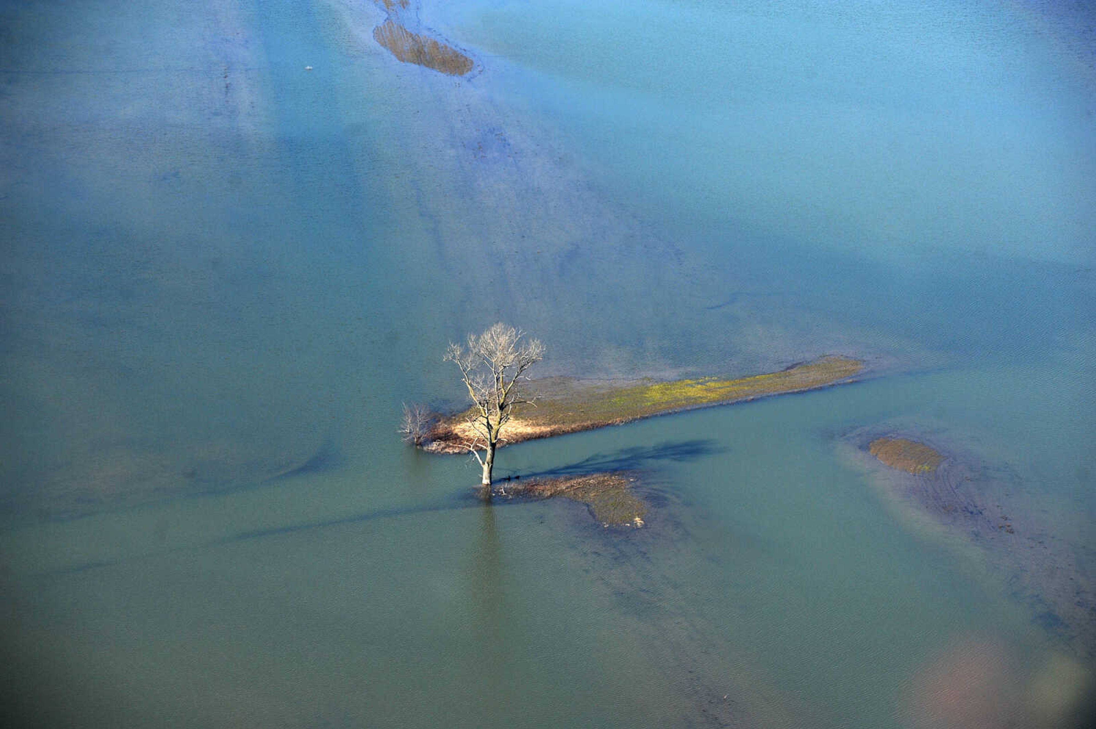 LAURA SIMON ~ lsimon@semissourian.com

Roads are seen under the floodwater in Southern Illinois, Saturday, Jan. 2, 2016.